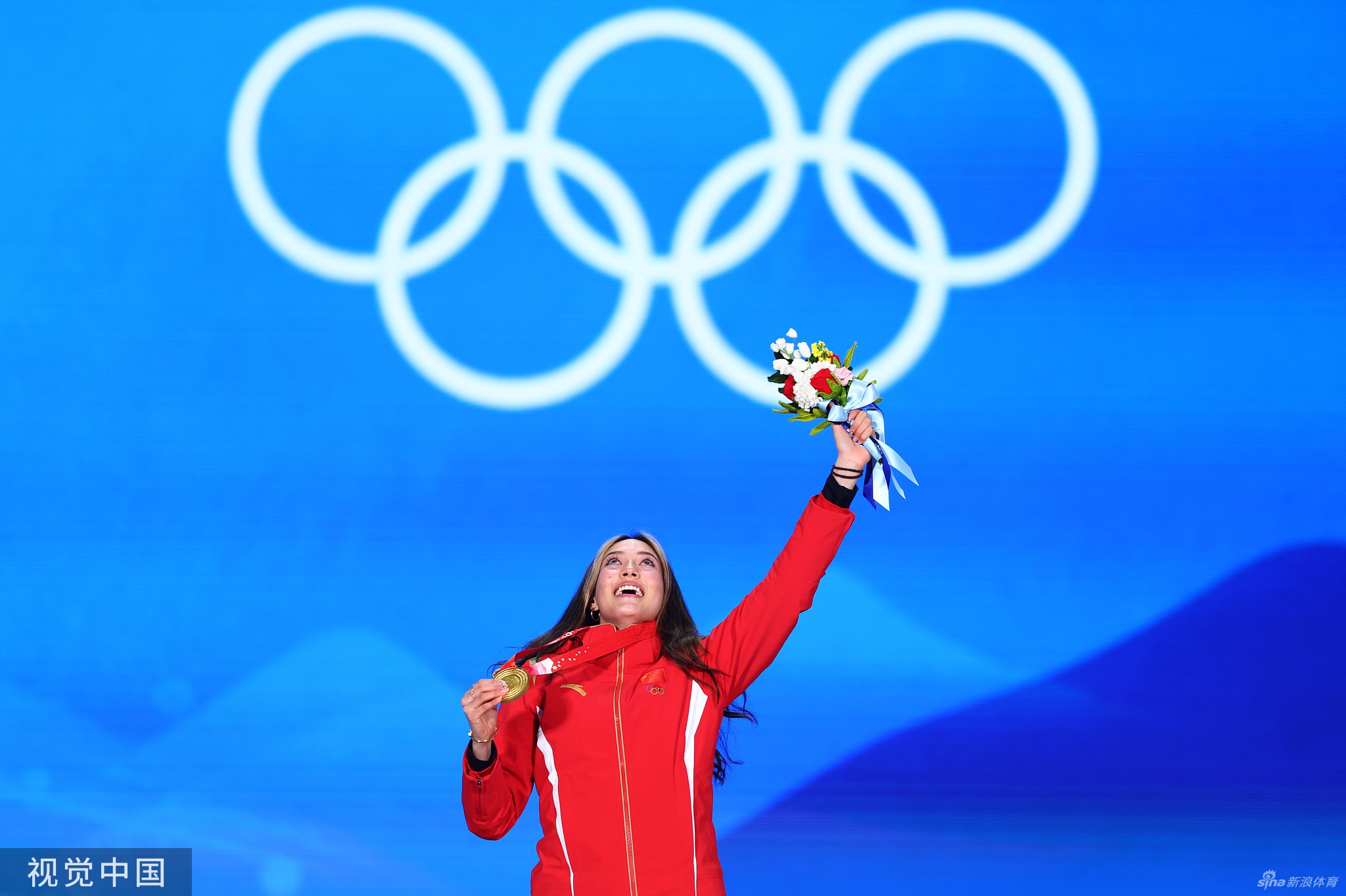 感受冠军滋味！谷爱凌获颁金牌