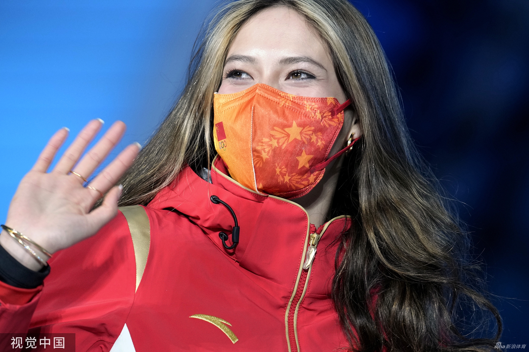 感受冠军滋味！谷爱凌获颁金牌