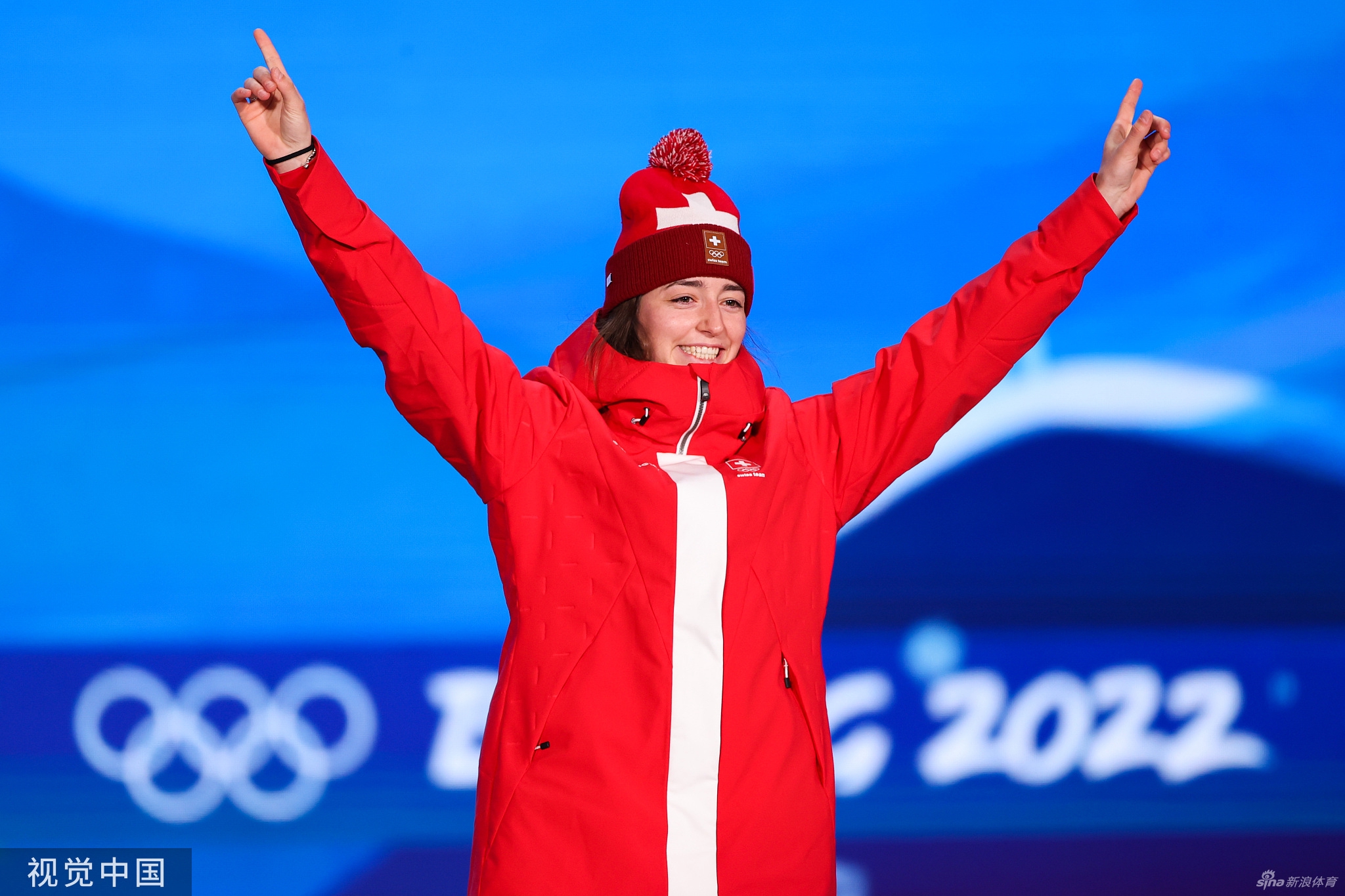 感受冠军滋味！谷爱凌获颁金牌