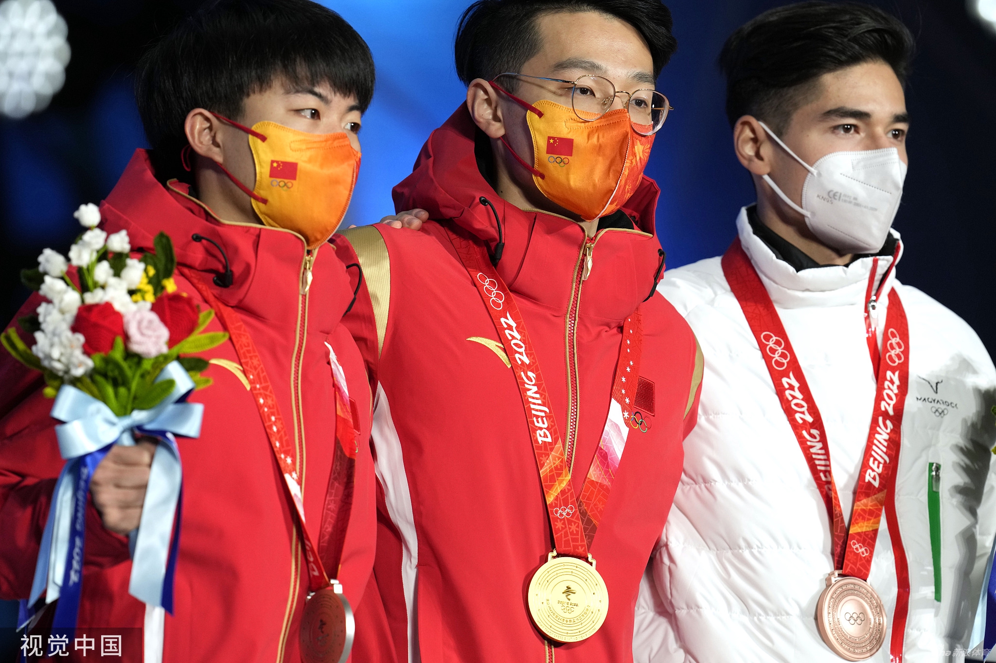 速滑1000米颁奖 任子威李文龙获颁金银牌