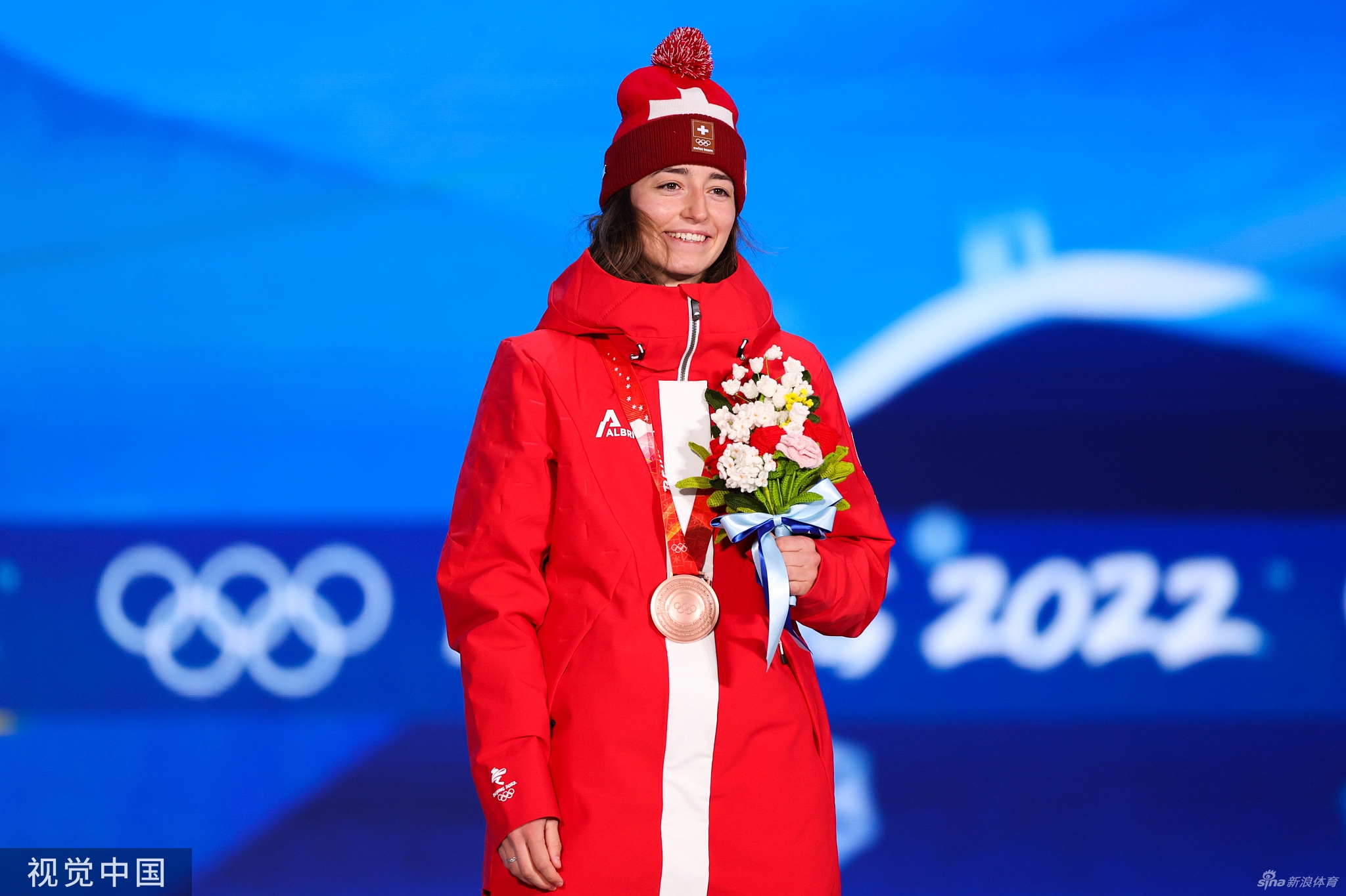 感受冠军滋味！谷爱凌获颁金牌