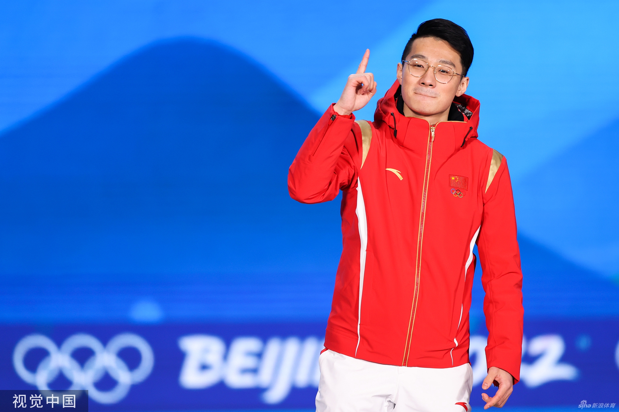 速滑1000米颁奖 任子威李文龙获颁金银牌