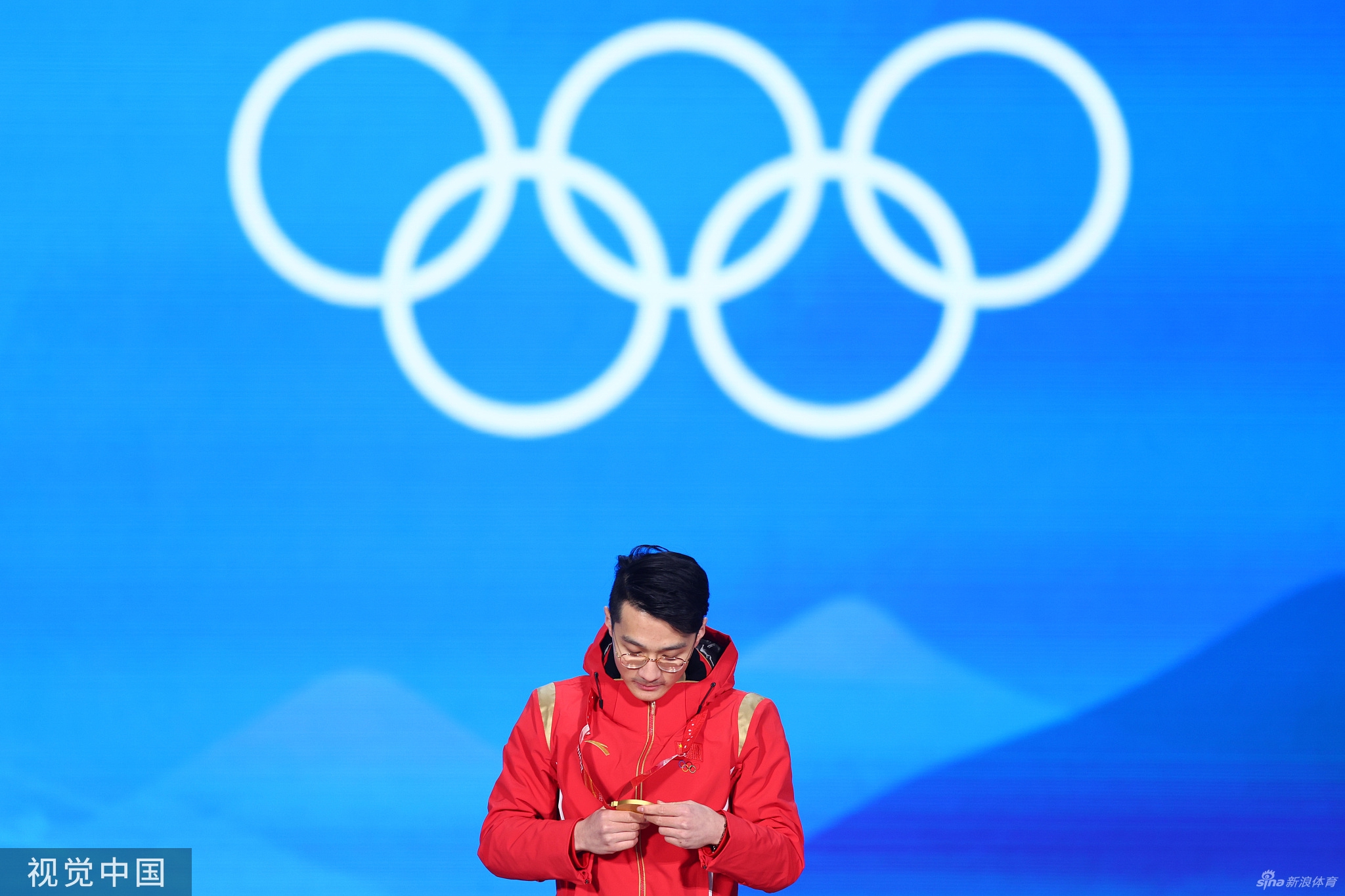 速滑1000米颁奖 任子威李文龙获颁金银牌