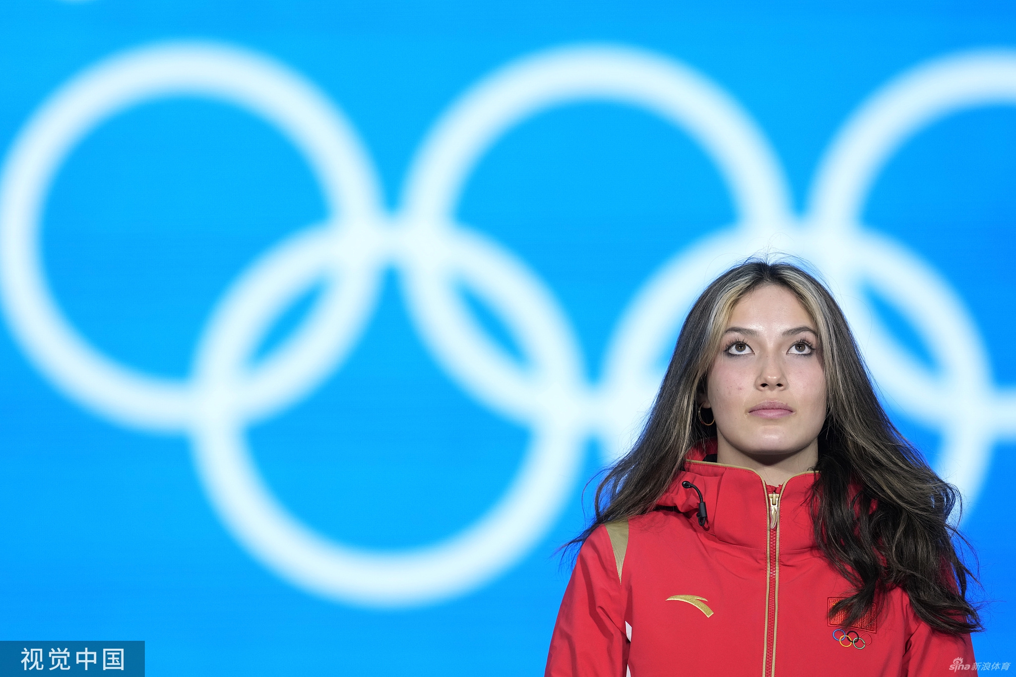 感受冠军滋味！谷爱凌获颁金牌