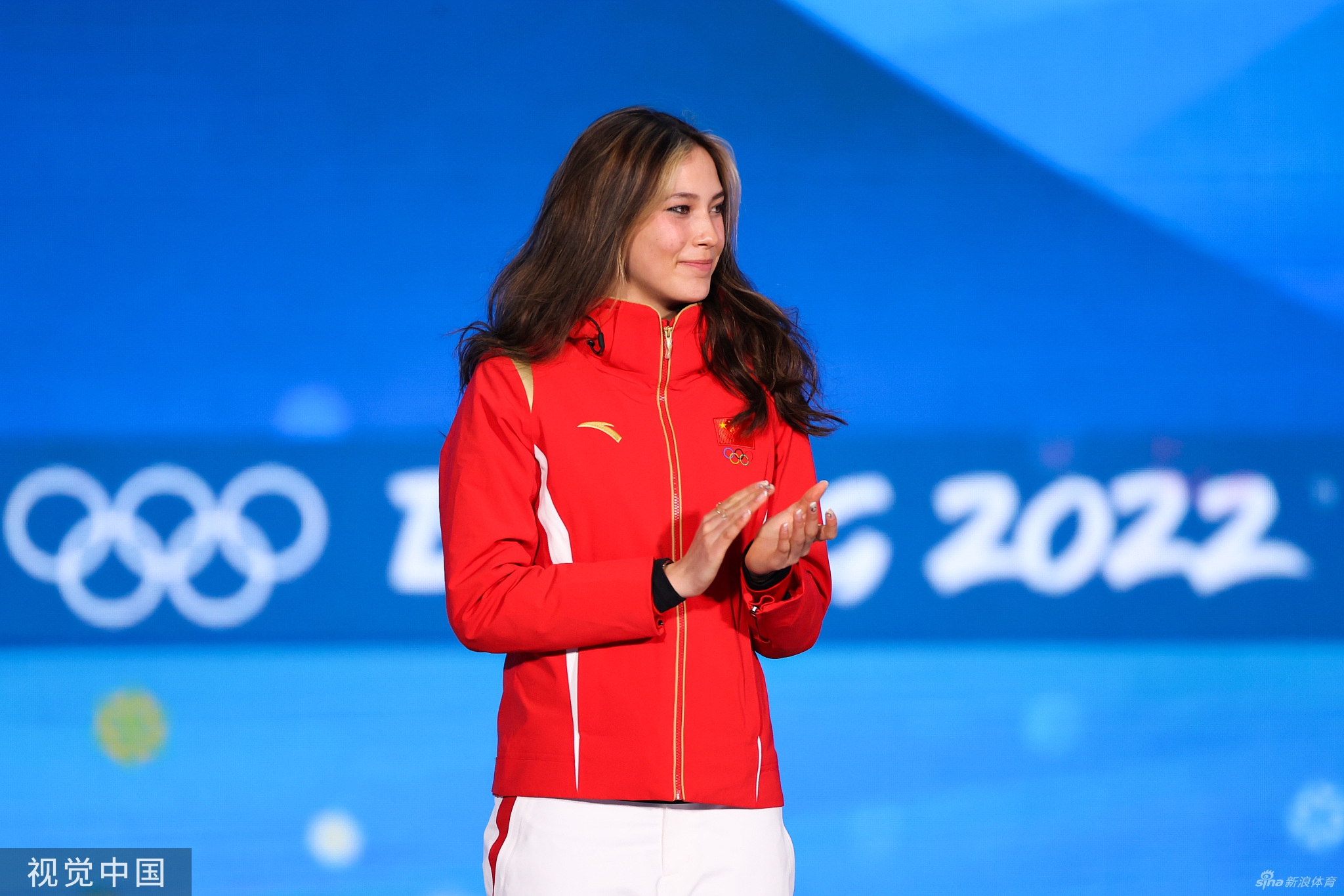 感受冠军滋味！谷爱凌获颁金牌