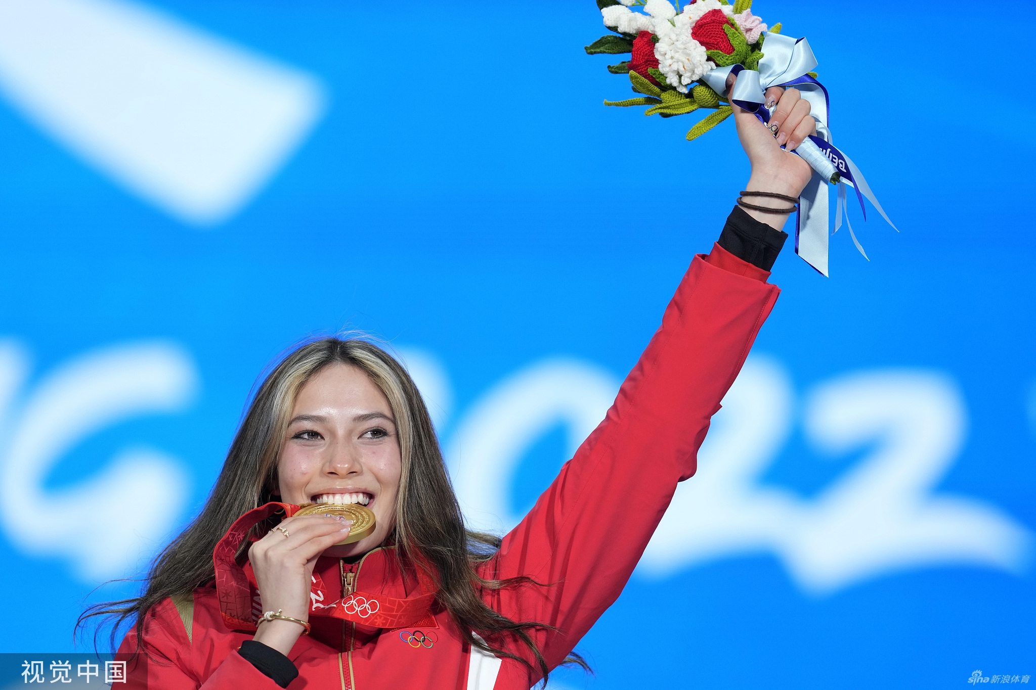 感受冠军滋味！谷爱凌获颁金牌