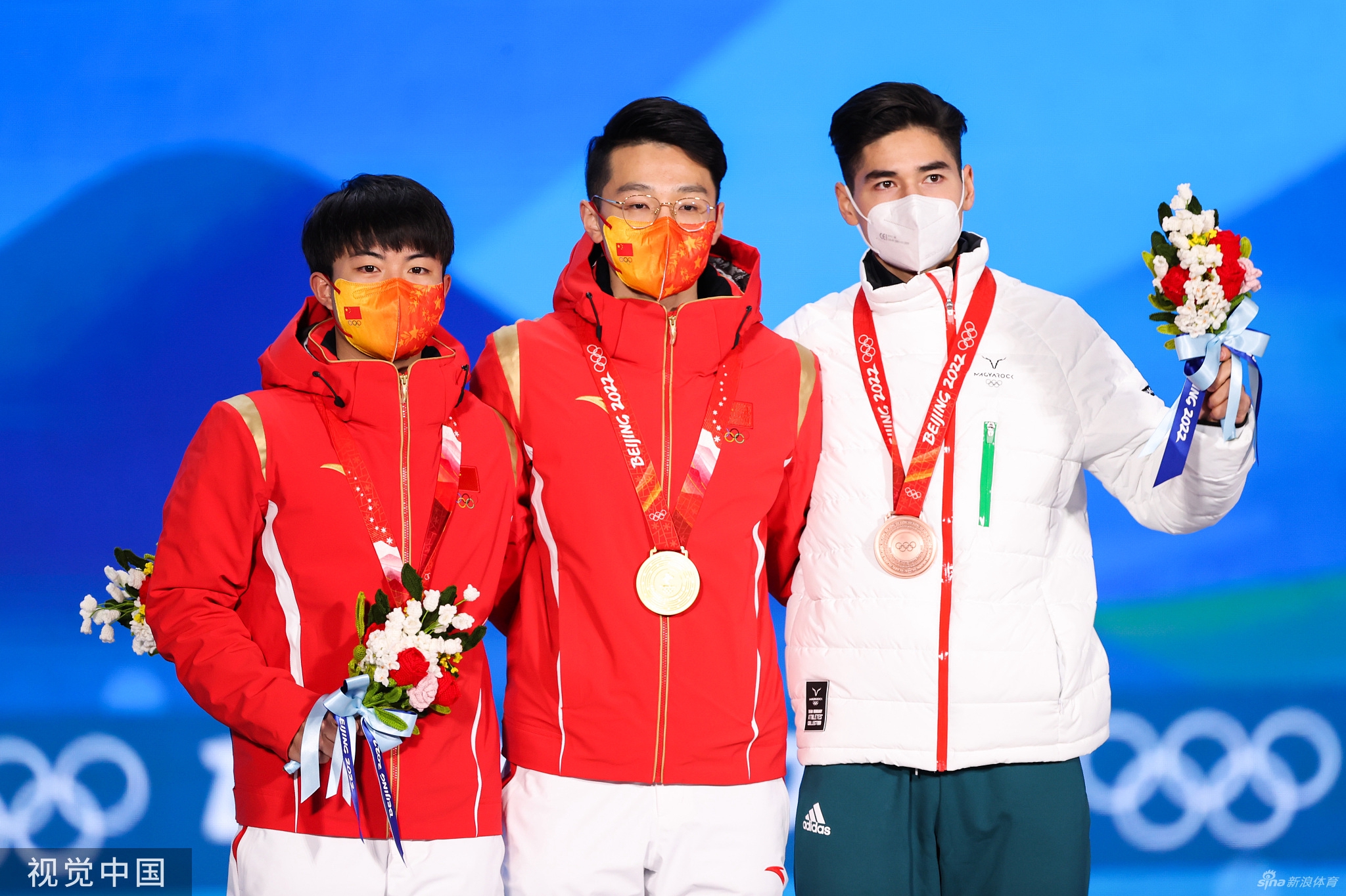 速滑1000米颁奖 任子威李文龙获颁金银牌