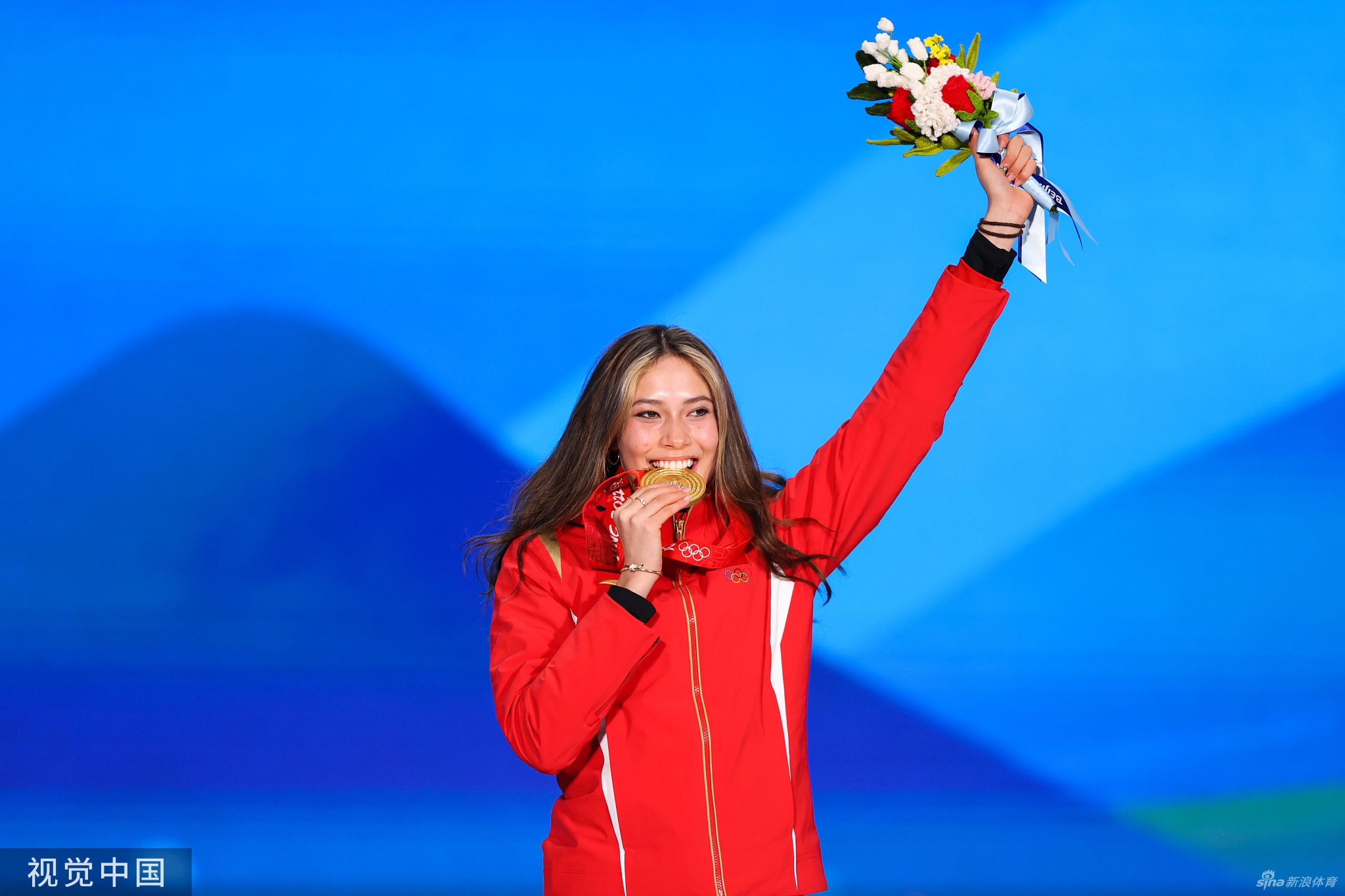 感受冠军滋味！谷爱凌获颁金牌