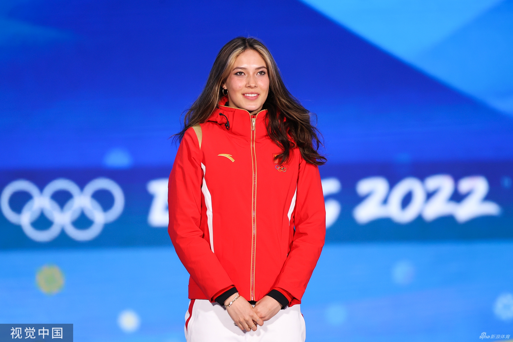 感受冠军滋味！谷爱凌获颁金牌