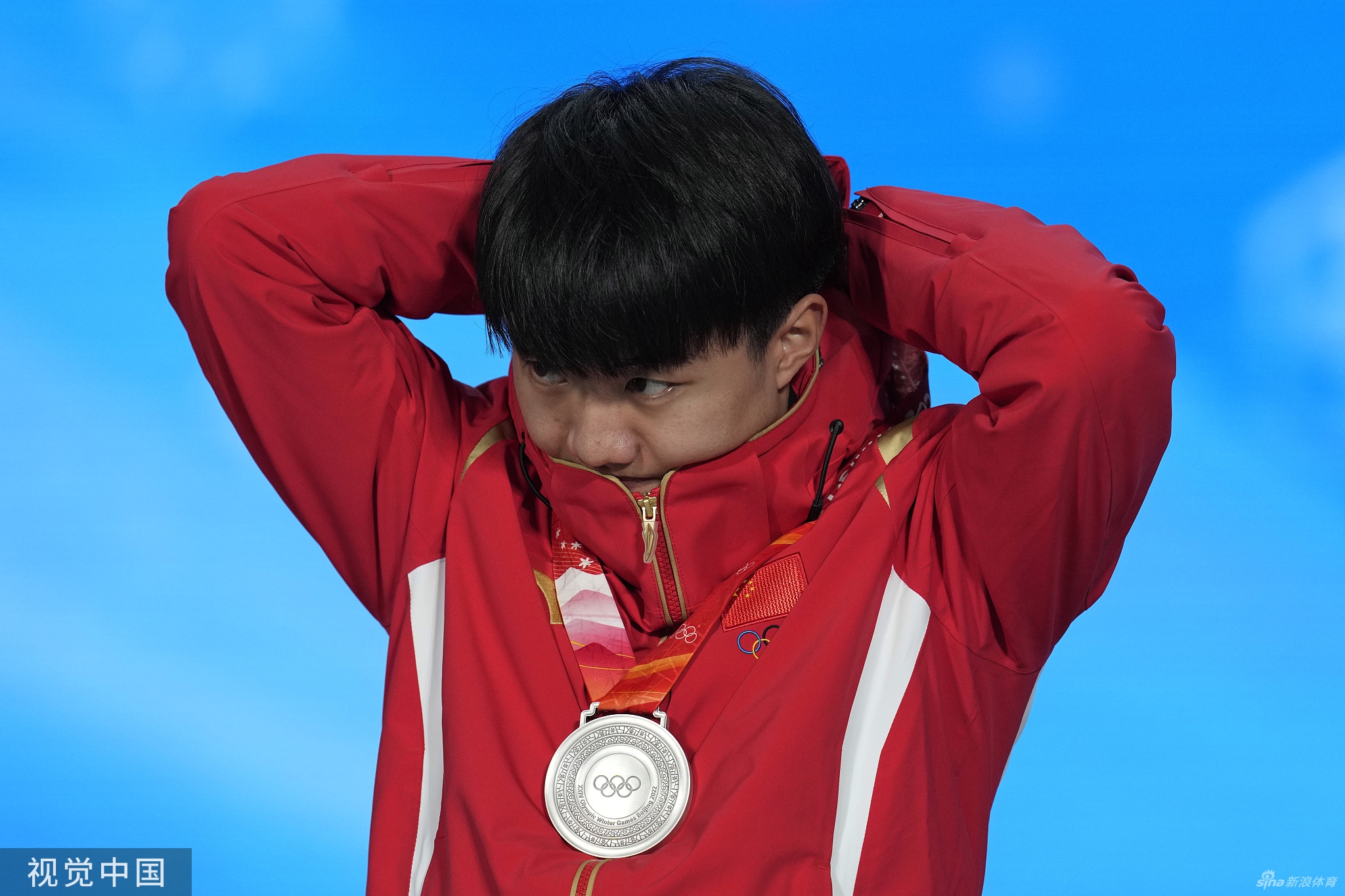 速滑1000米颁奖 任子威李文龙获颁金银牌