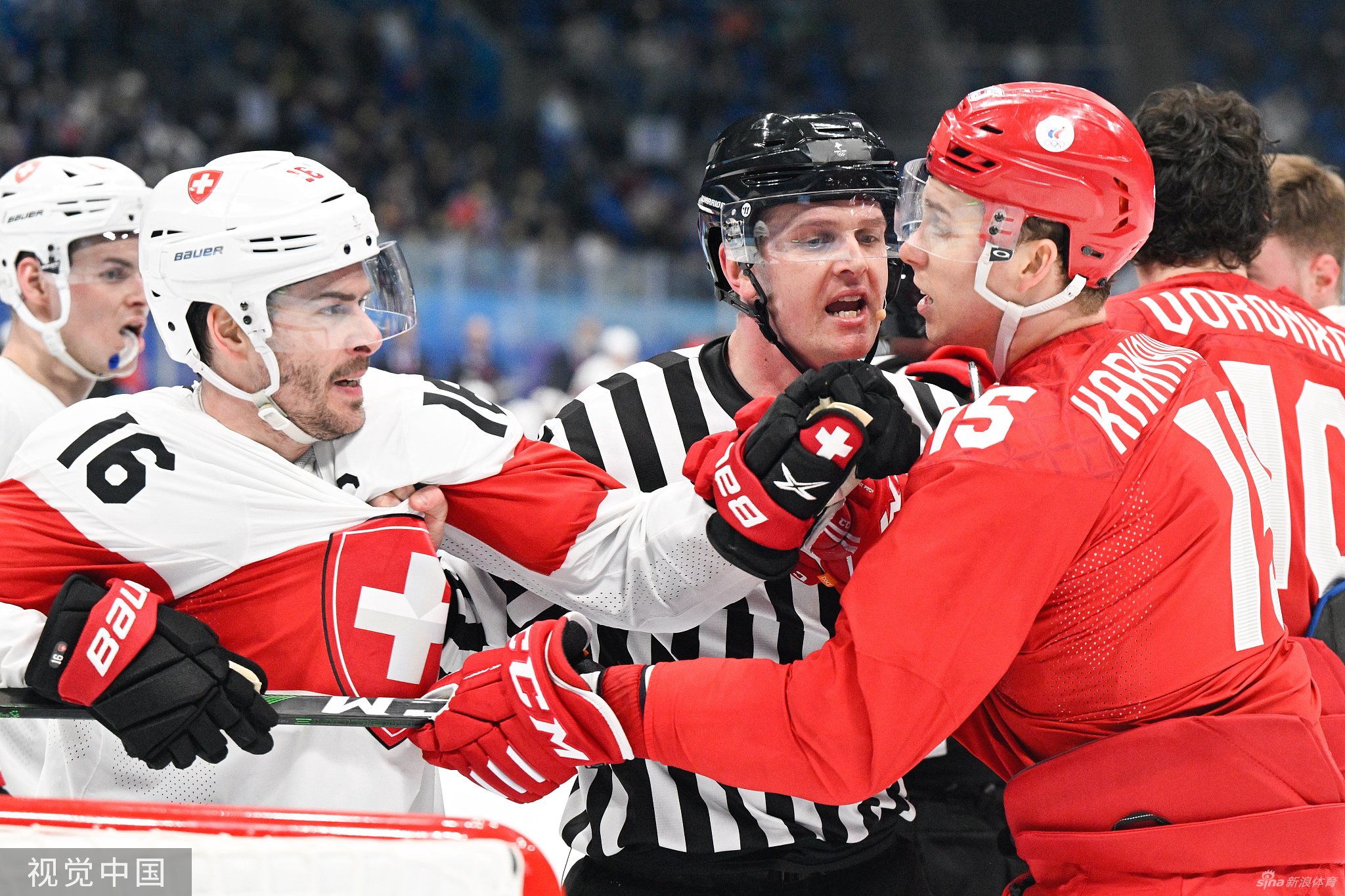 男冰揭幕战俄瑞爆发冲突 多人混战裁判都挨揍