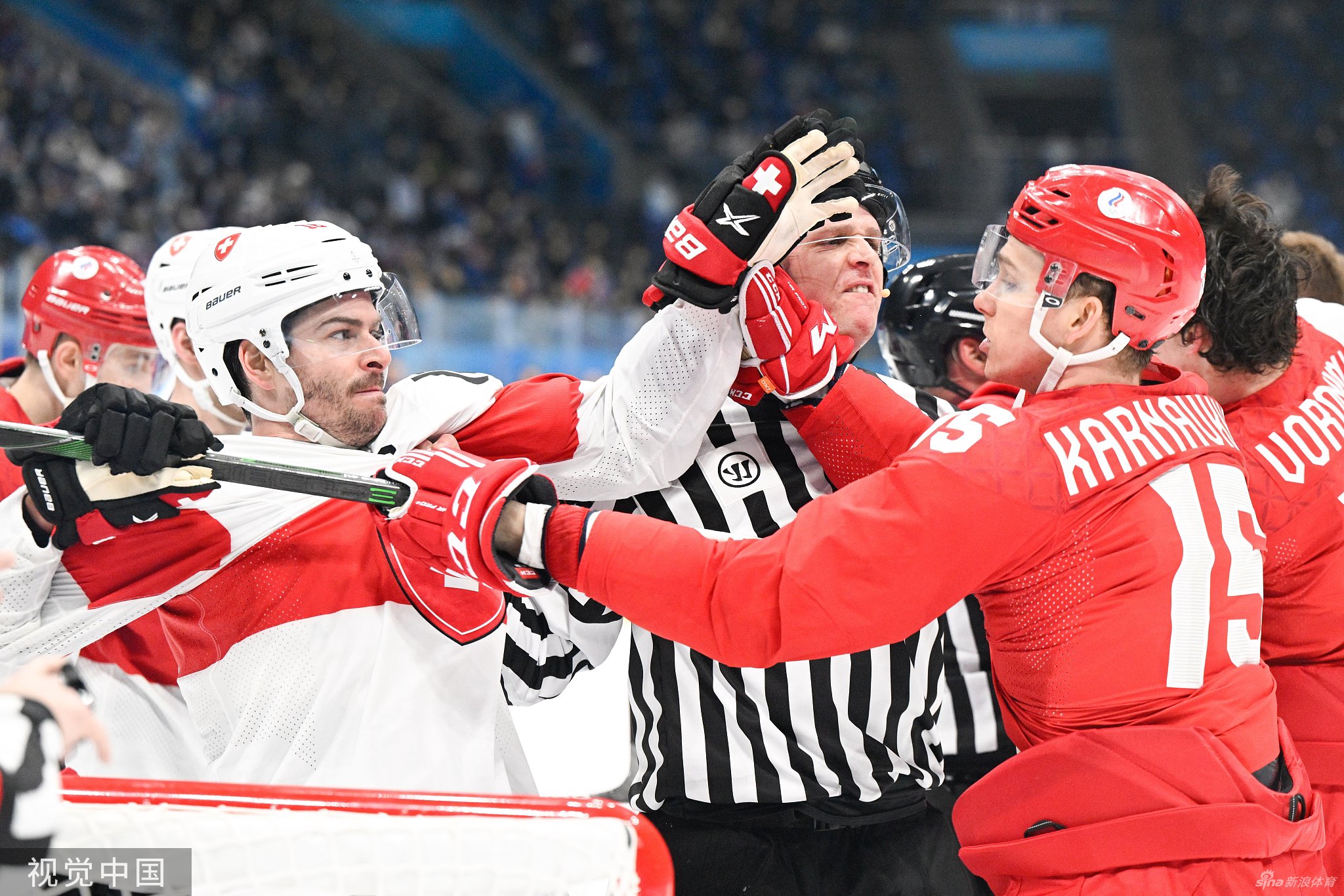 男冰揭幕战俄瑞爆发冲突 多人混战裁判都挨揍
