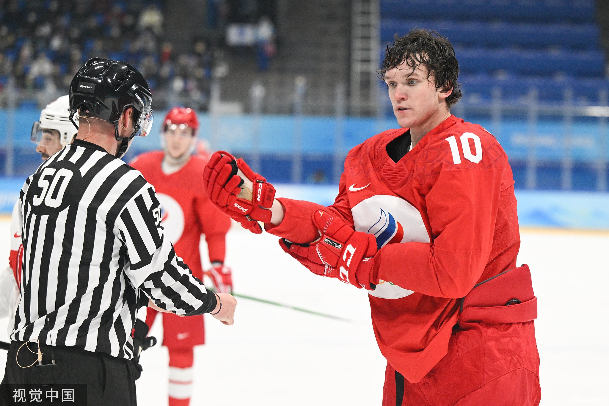 男冰揭幕战俄瑞爆发冲突 多人混战裁判都挨揍