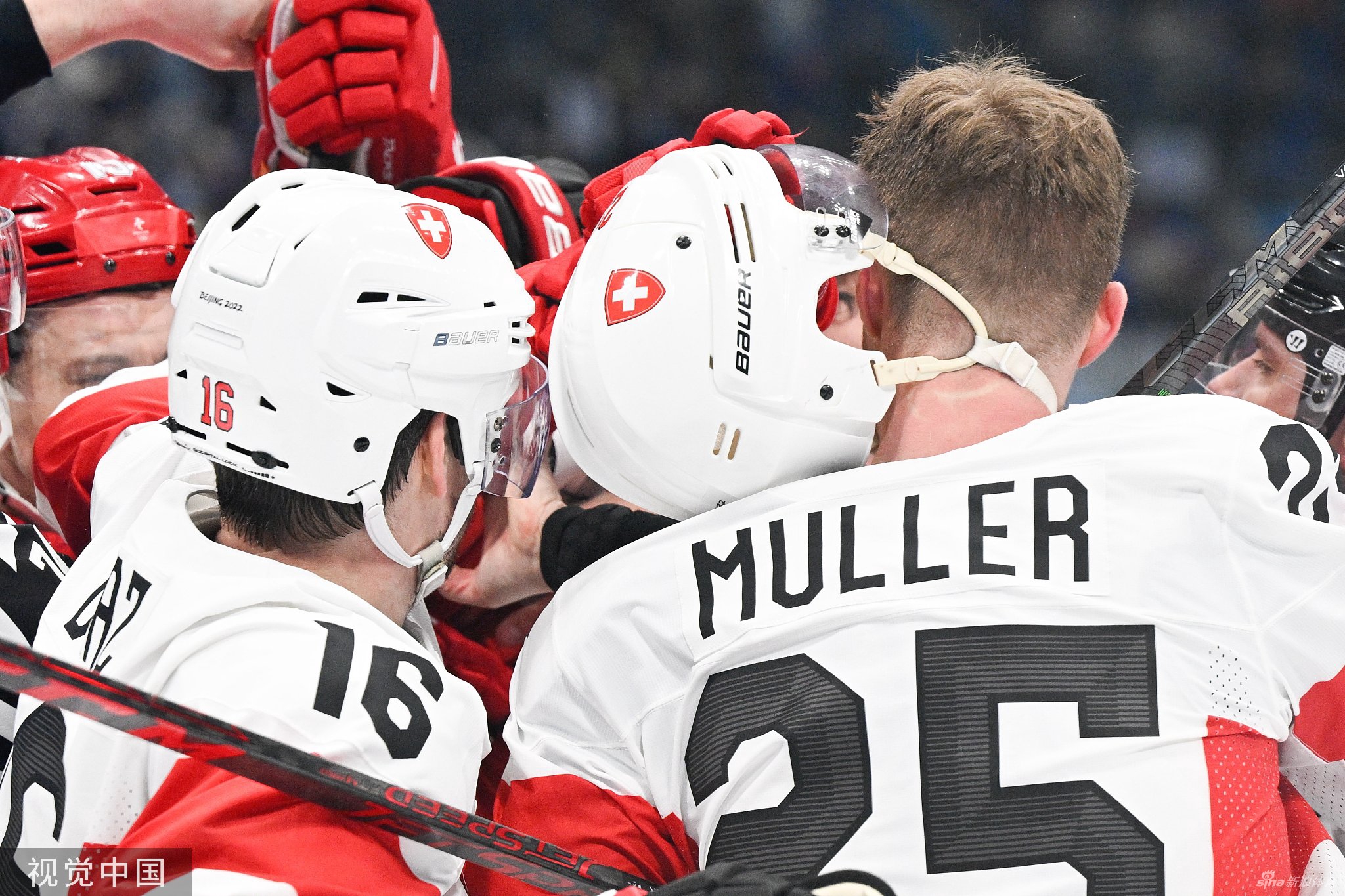 男冰揭幕战俄瑞爆发冲突 多人混战裁判都挨揍