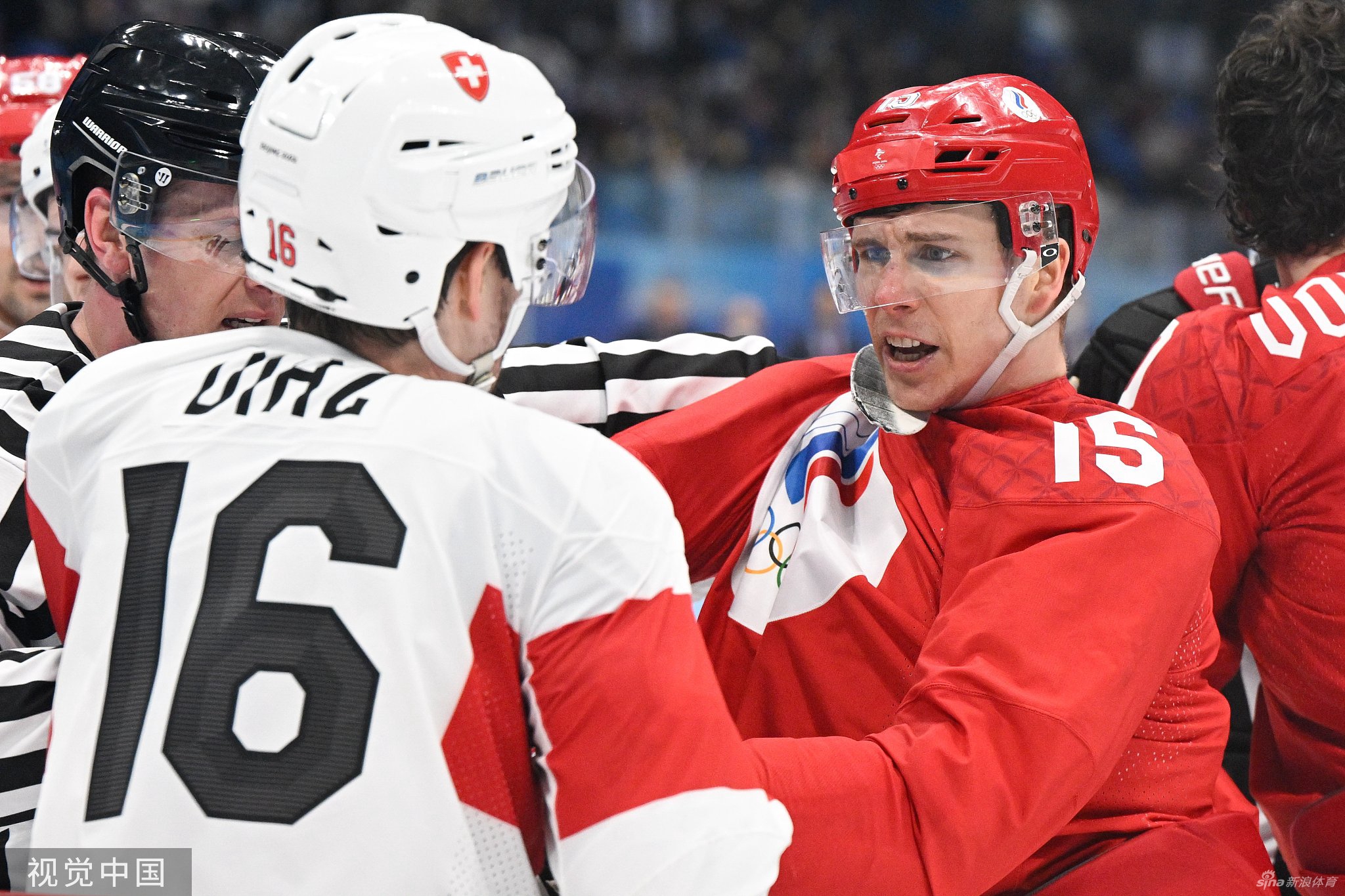 男冰揭幕战俄瑞爆发冲突 多人混战裁判都挨揍