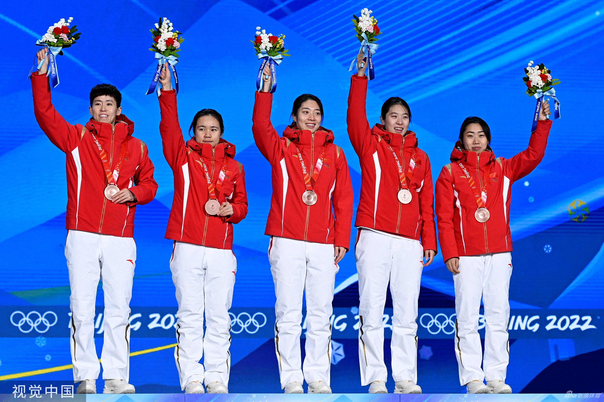 短道速滑女子3000米接力颁奖 中国获颁铜牌