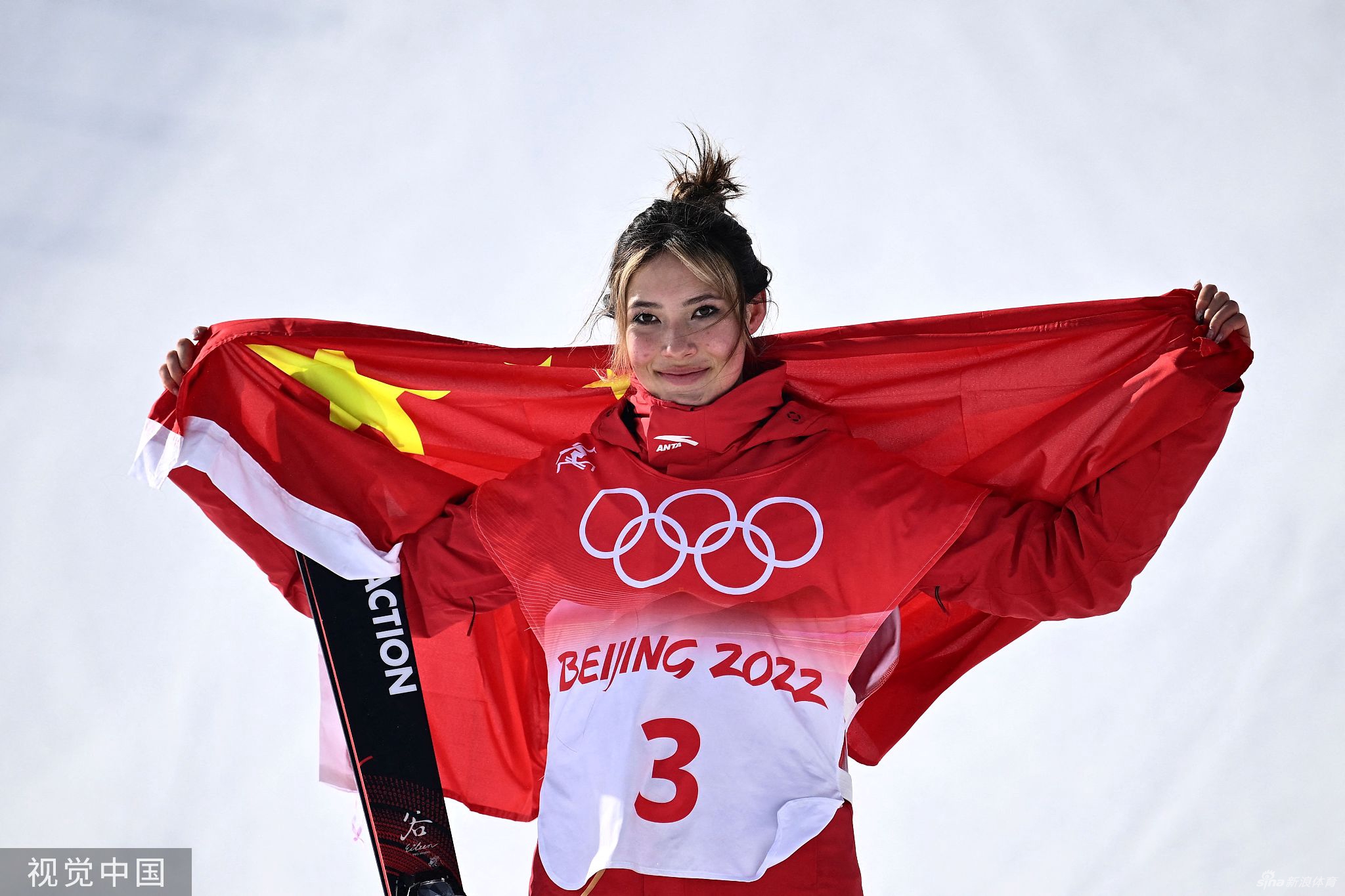谷爱凌身披五星红旗庆祝获得银牌