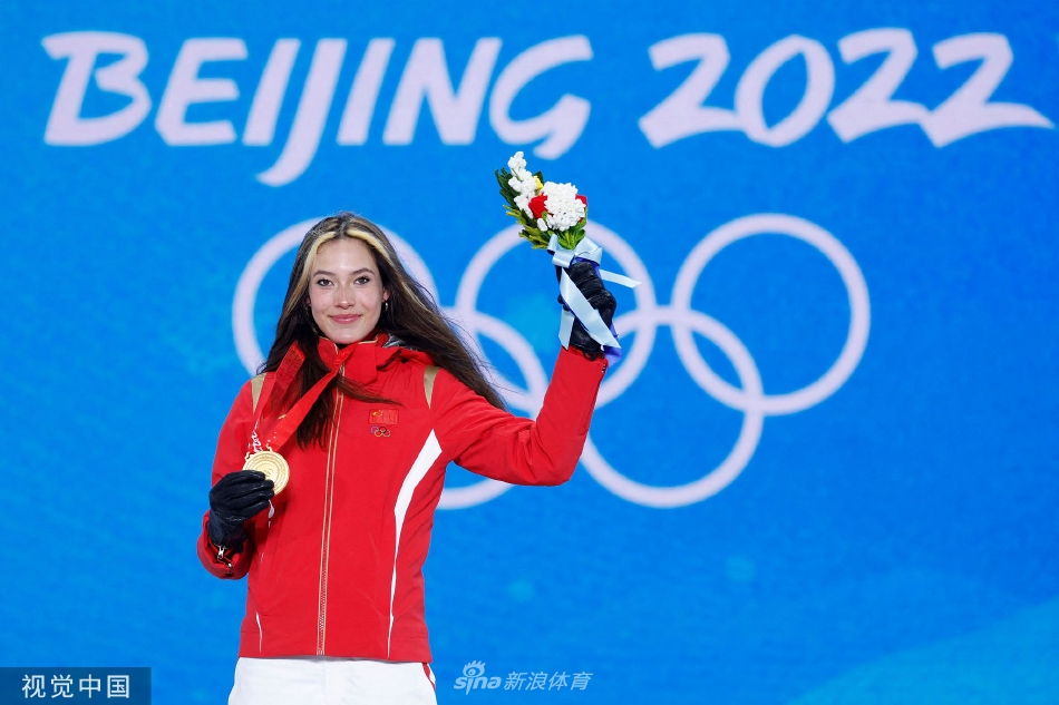 个人第2金！U型池颁奖谷爱凌获颁金牌