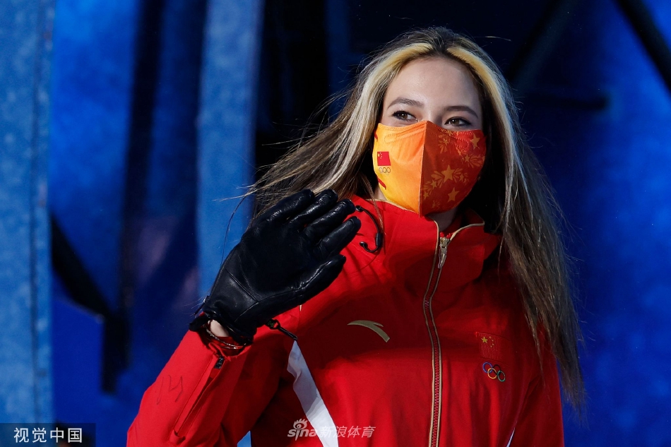 个人第2金！U型池颁奖谷爱凌获颁金牌