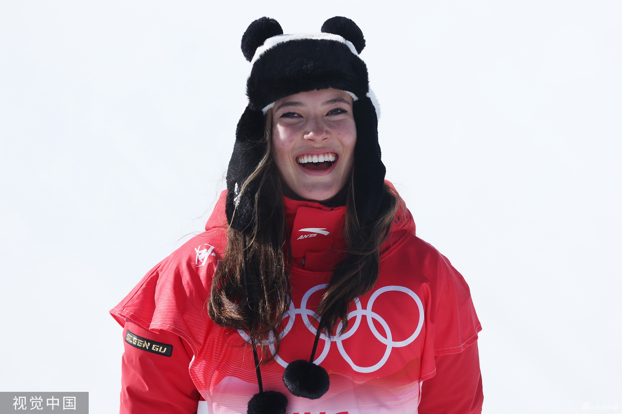 谷爱凌头戴熊猫帽身披国旗参加颁奖仪式