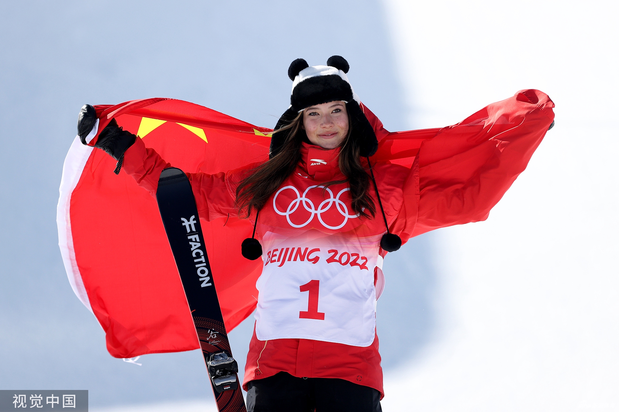 谷爱凌头戴熊猫帽身披国旗参加颁奖仪式