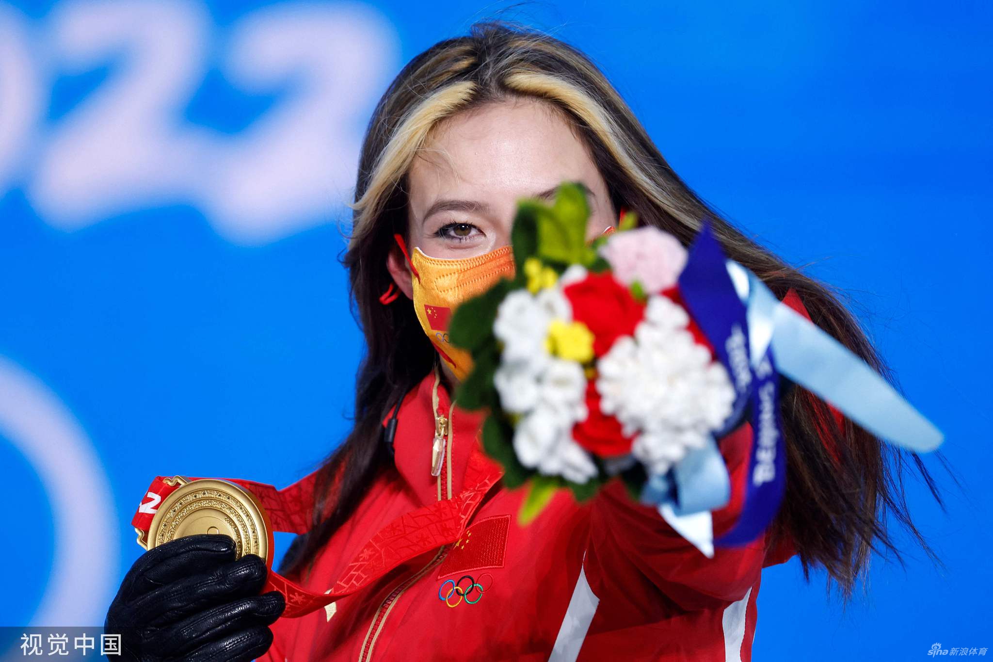 姥姥和妈妈现场见证谷爱凌获颁第二金