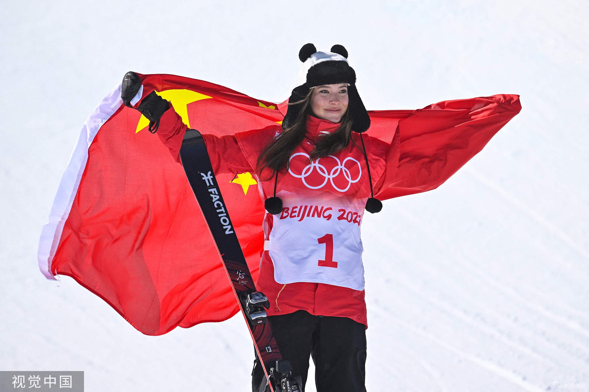 谷爱凌头戴熊猫帽身披国旗参加颁奖仪式