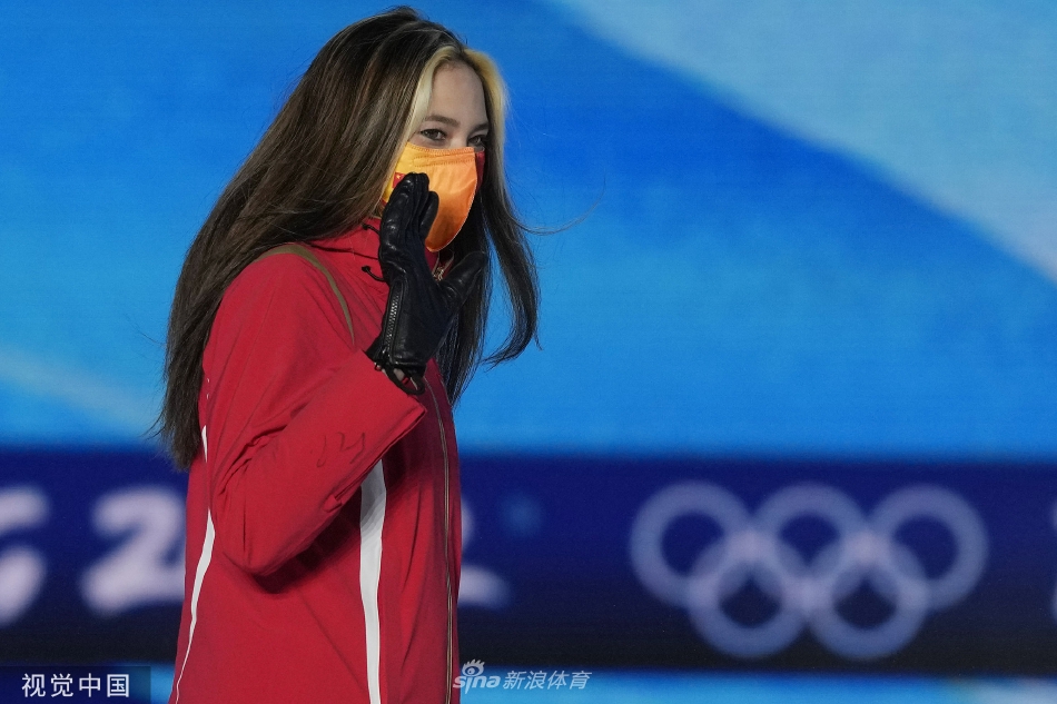 个人第2金！U型池颁奖谷爱凌获颁金牌