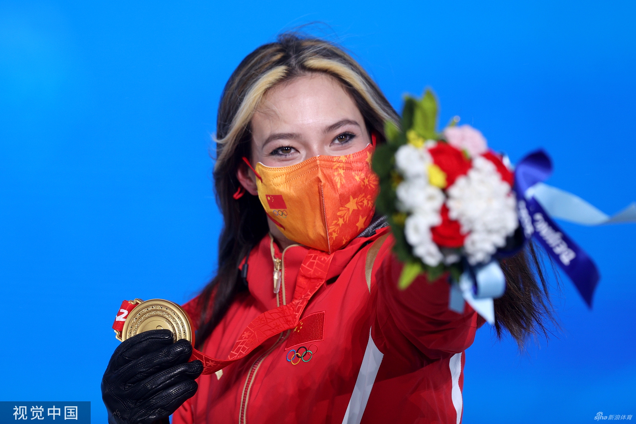 个人第2金！U型池颁奖谷爱凌获颁金牌