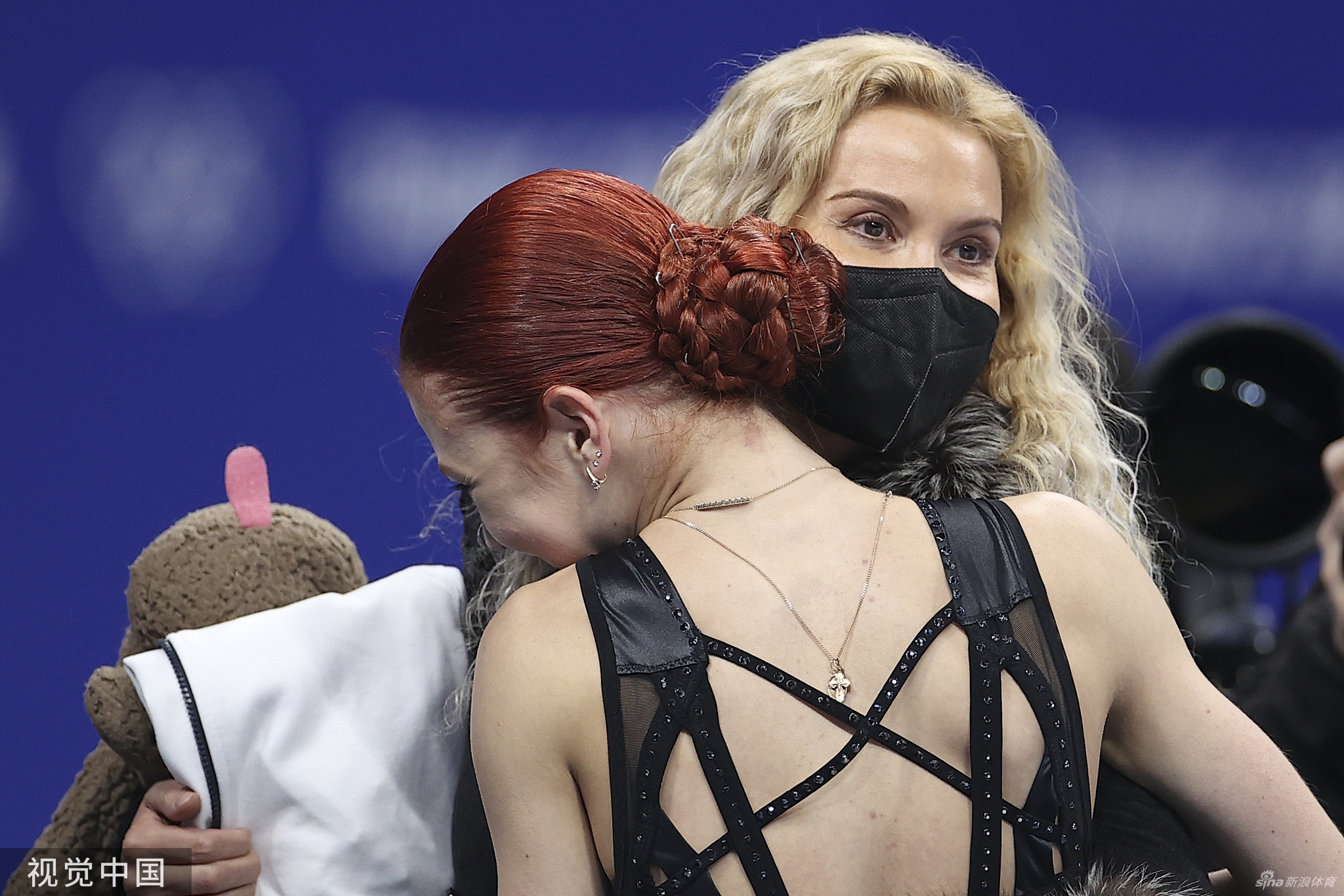 莎莎摘银伤心哭花妆：我恨花滑！就我没有金牌！