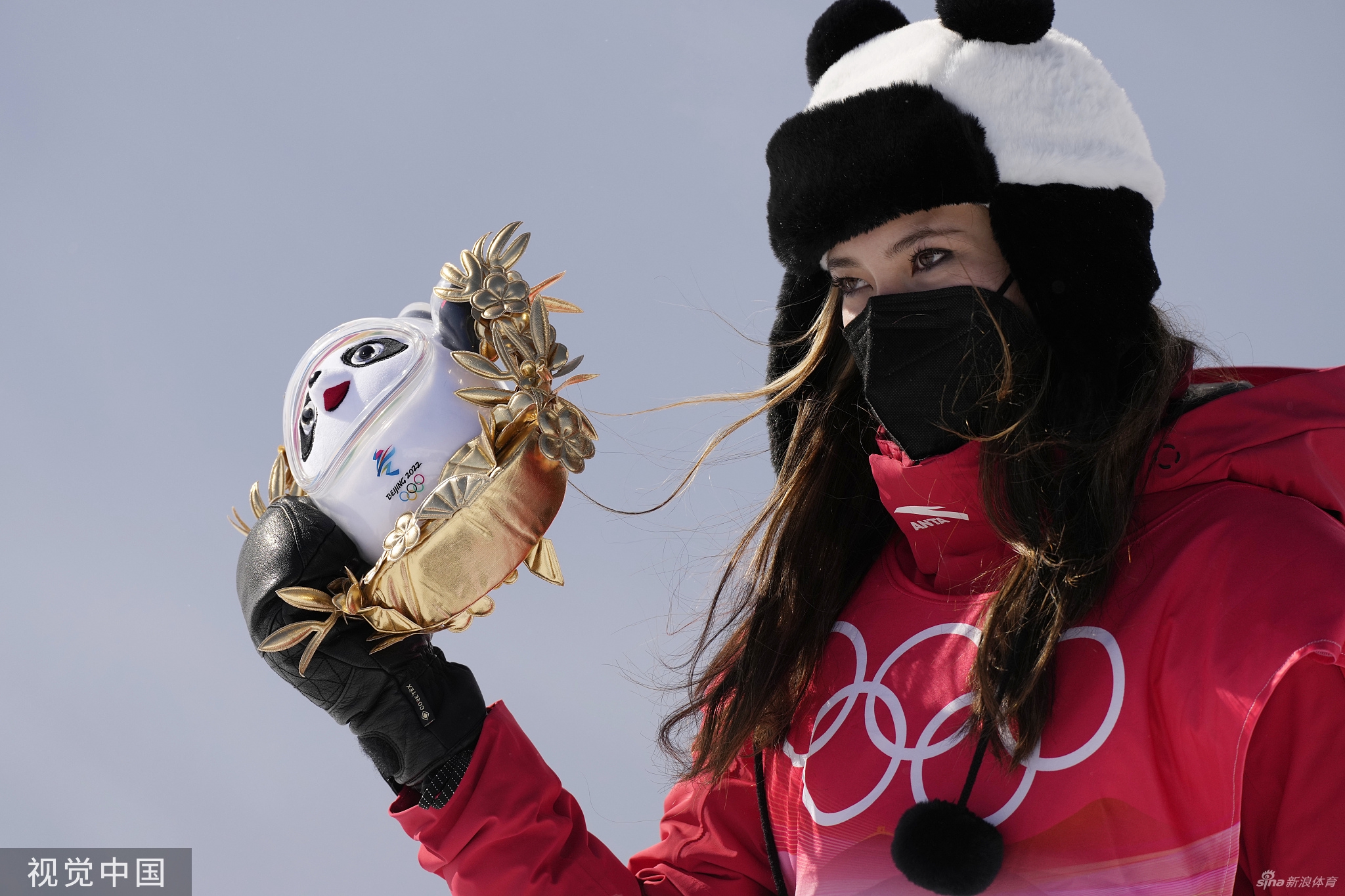 谷爱凌头戴熊猫帽身披国旗参加颁奖仪式
