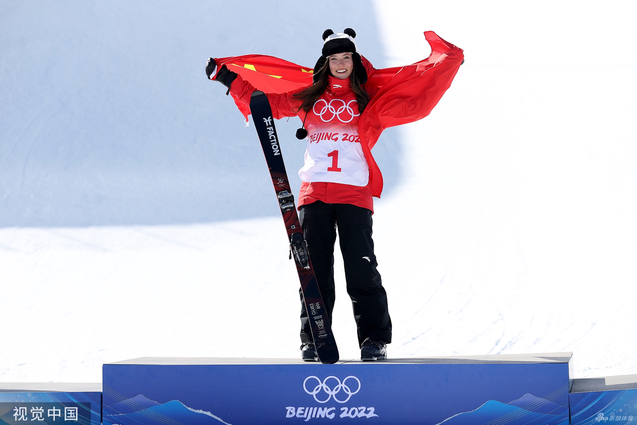 谷爱凌头戴熊猫帽身披国旗参加颁奖仪式