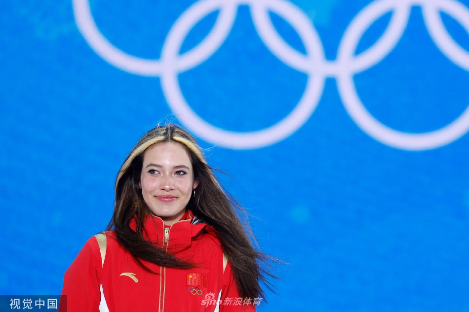 个人第2金！U型池颁奖谷爱凌获颁金牌