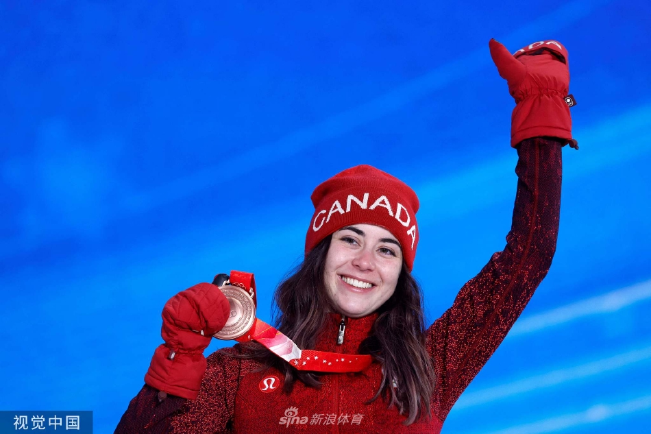 个人第2金！U型池颁奖谷爱凌获颁金牌