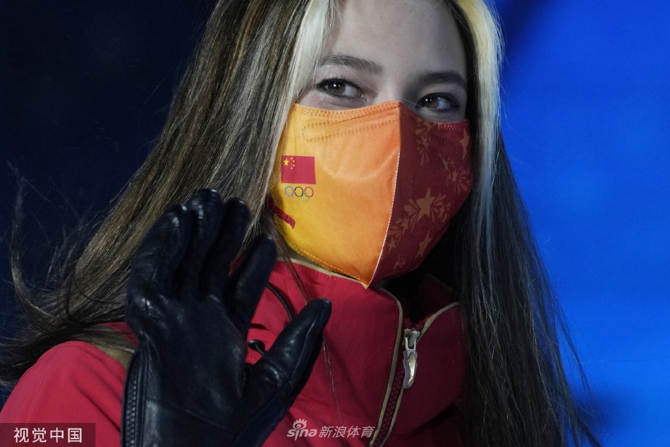 个人第2金！U型池颁奖谷爱凌获颁金牌