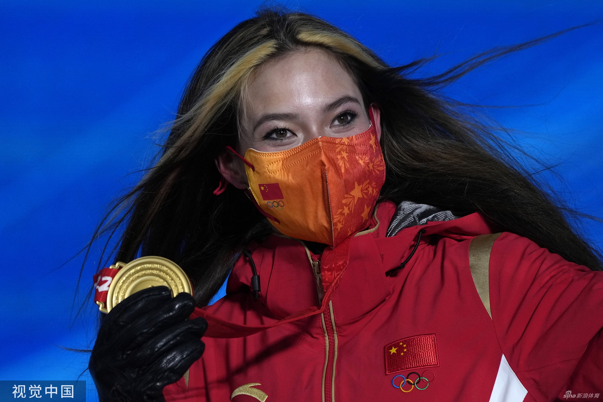 个人第2金！U型池颁奖谷爱凌获颁金牌