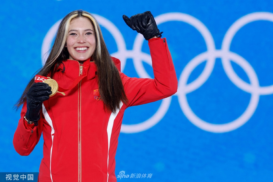 个人第2金！U型池颁奖谷爱凌获颁金牌