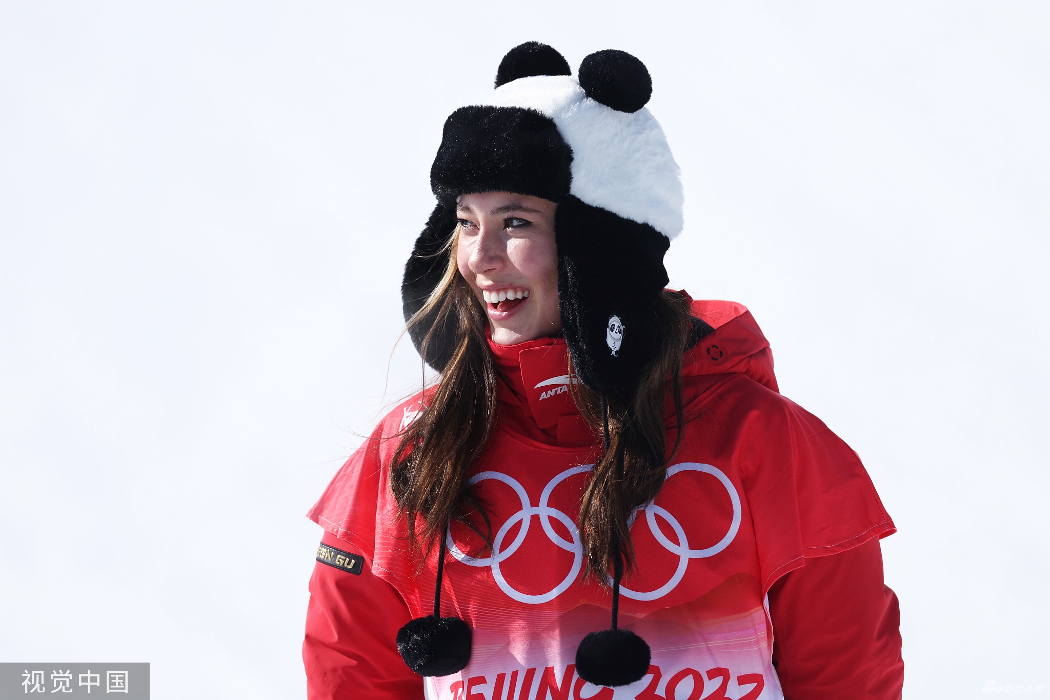 谷爱凌头戴熊猫帽身披国旗参加颁奖仪式