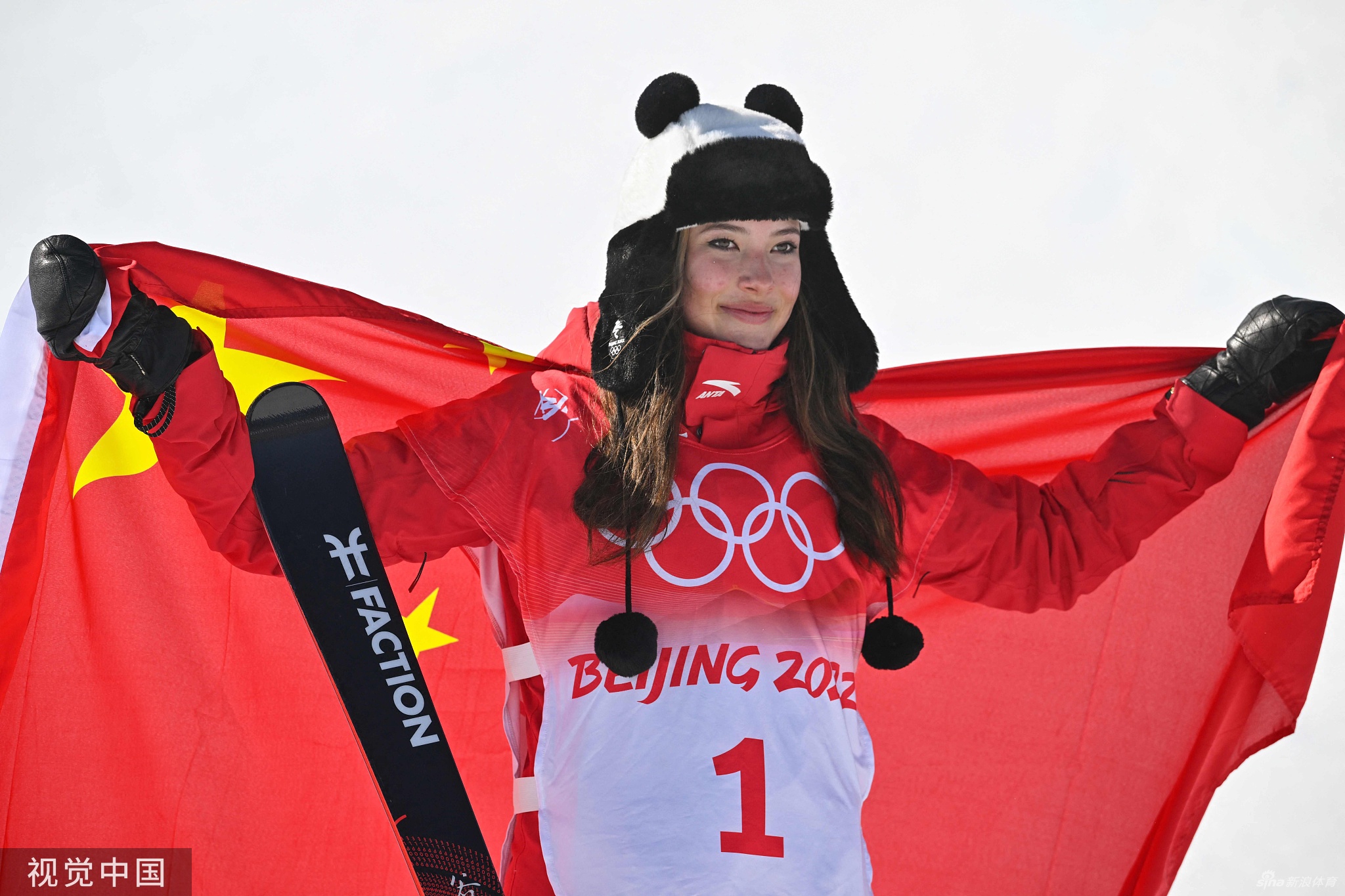 谷爱凌头戴熊猫帽身披国旗参加颁奖仪式