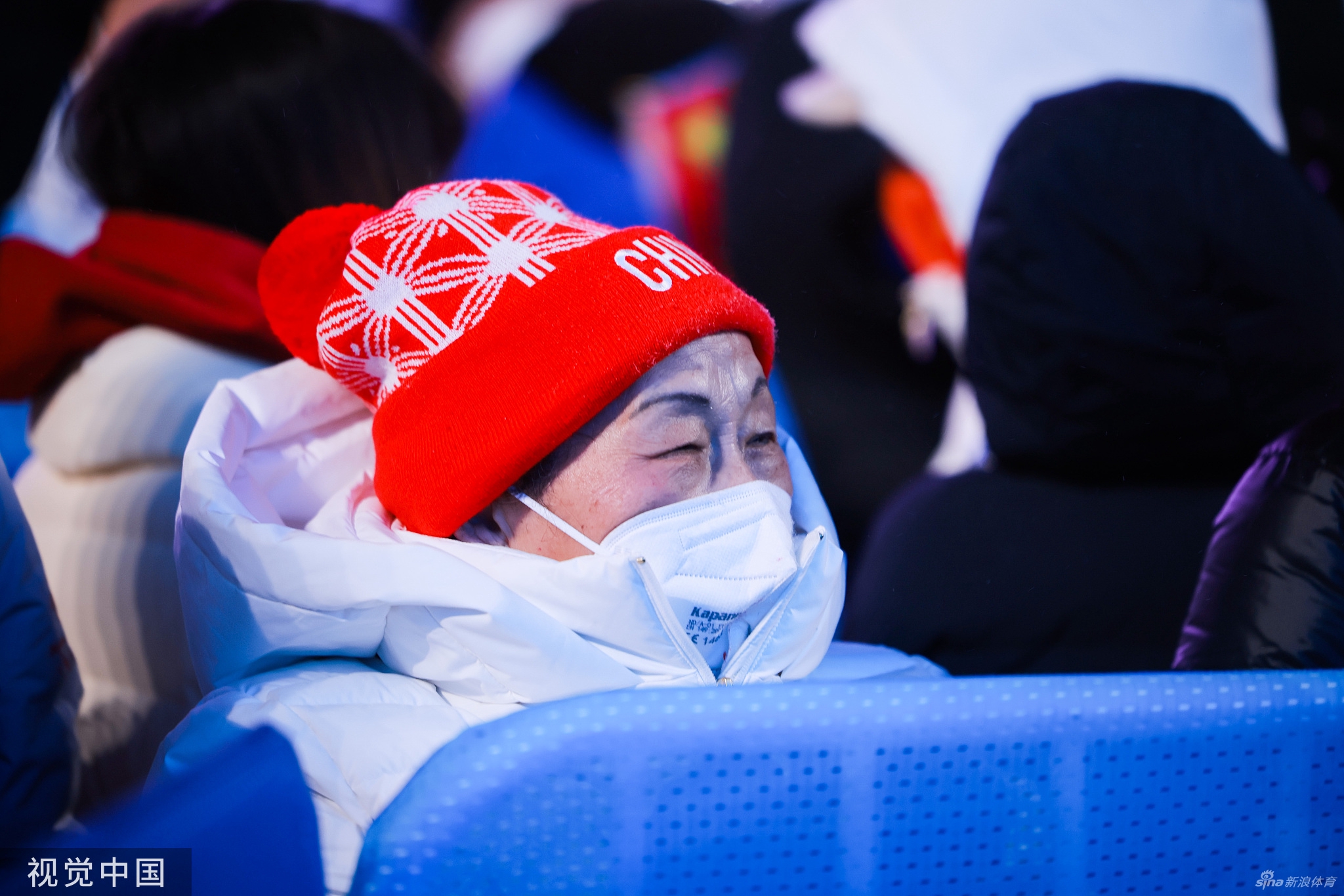 姥姥和妈妈现场见证谷爱凌获颁第二金