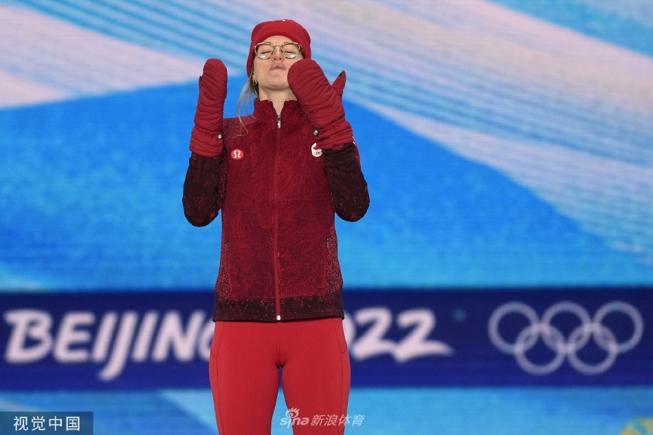 个人第2金！U型池颁奖谷爱凌获颁金牌