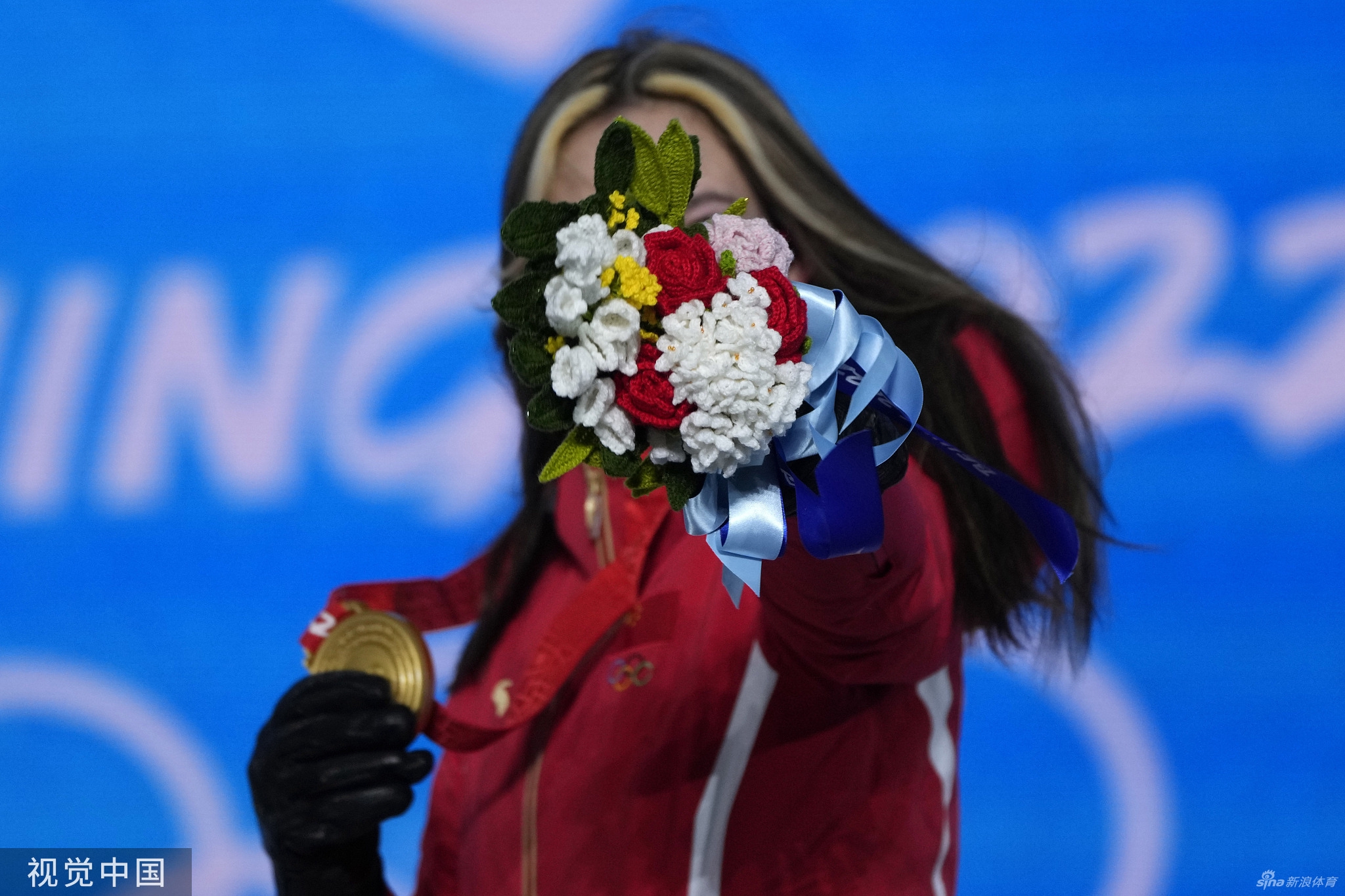 姥姥和妈妈现场见证谷爱凌获颁第二金