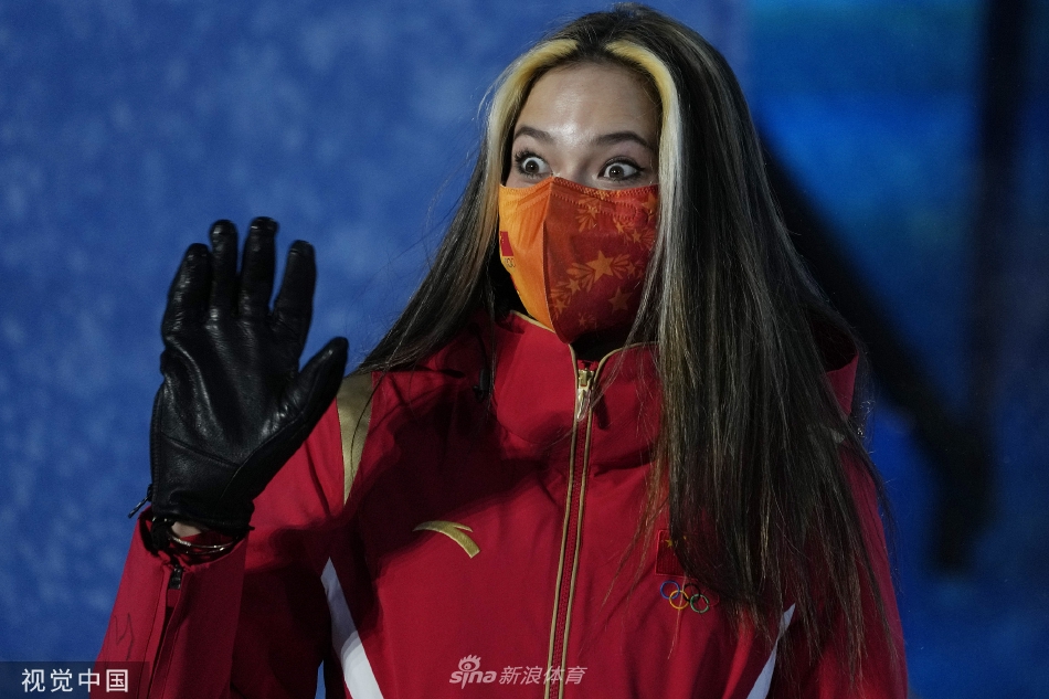 个人第2金！U型池颁奖谷爱凌获颁金牌