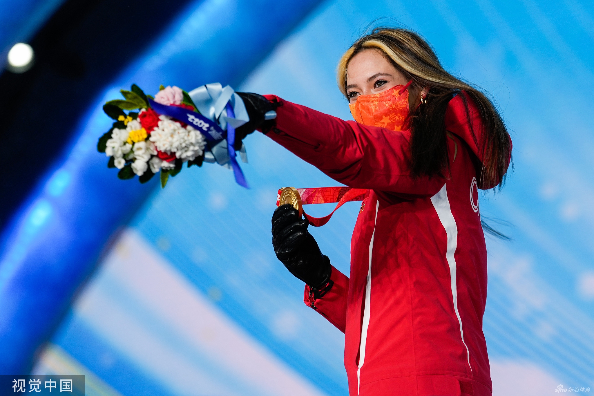 姥姥和妈妈现场见证谷爱凌获颁第二金