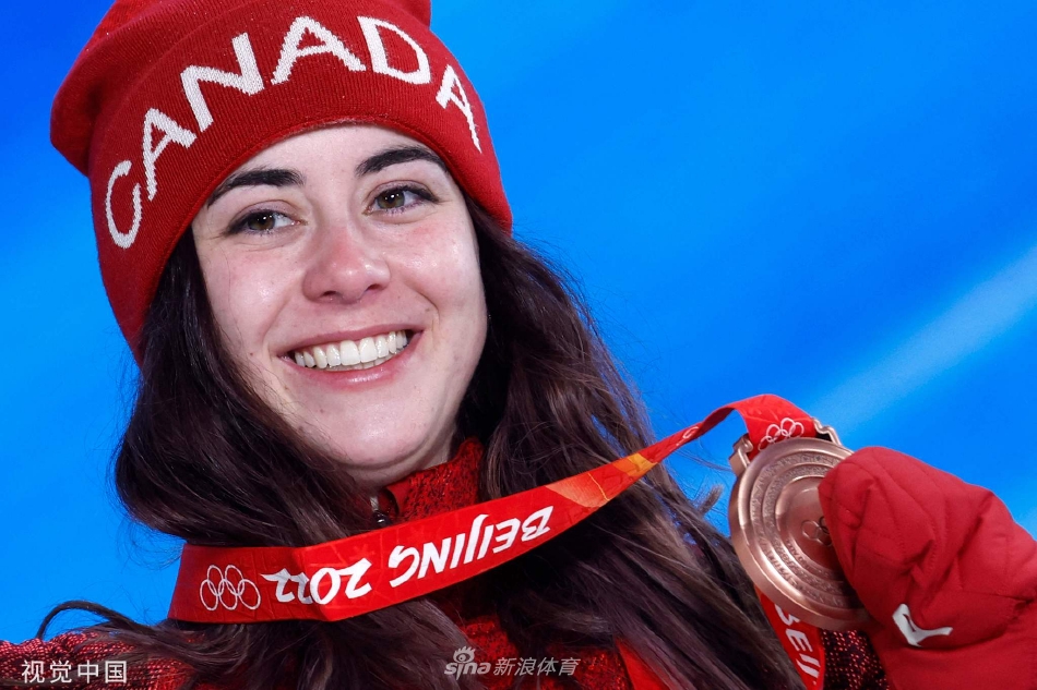 个人第2金！U型池颁奖谷爱凌获颁金牌