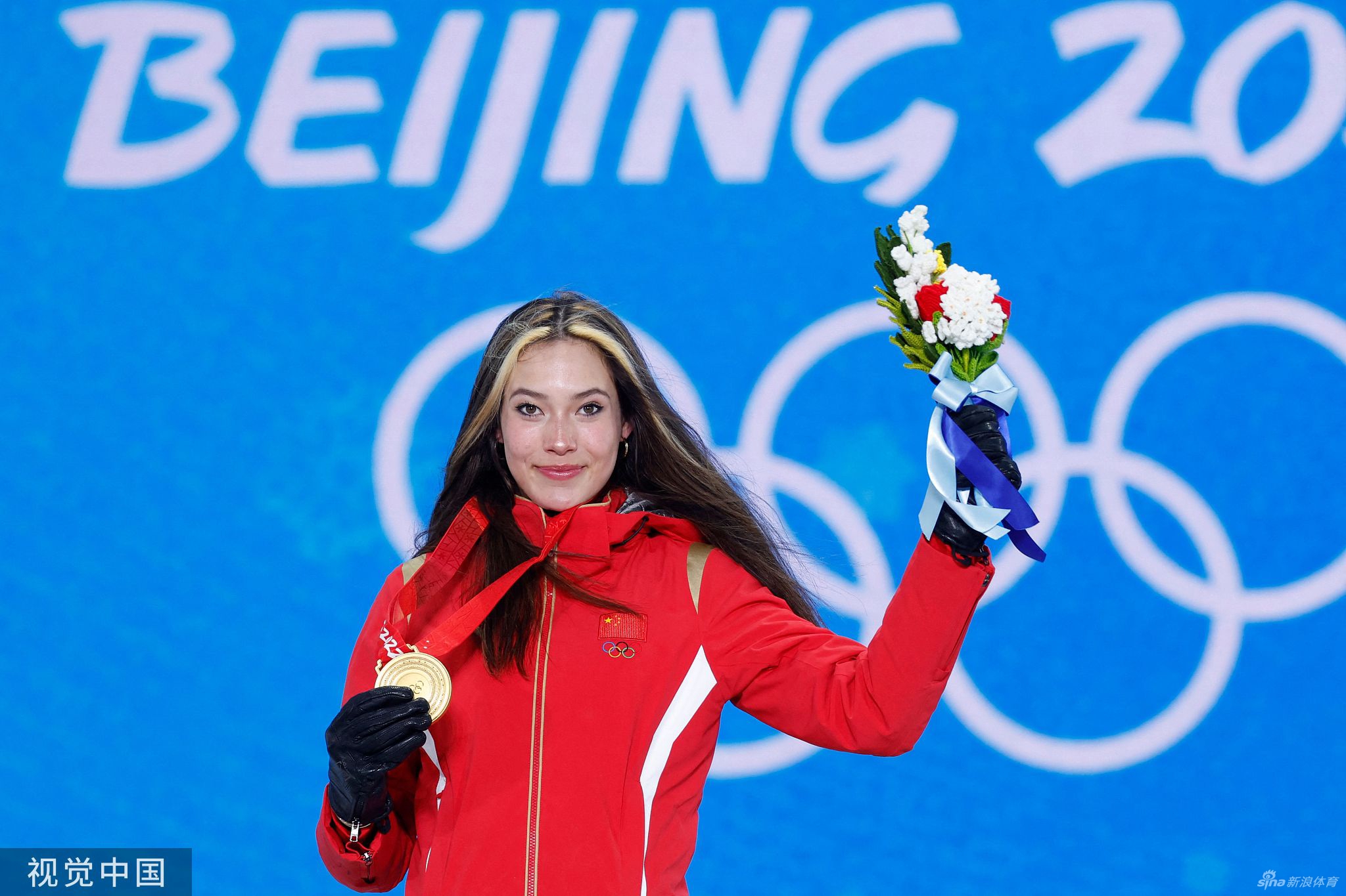 个人第2金！U型池颁奖谷爱凌获颁金牌