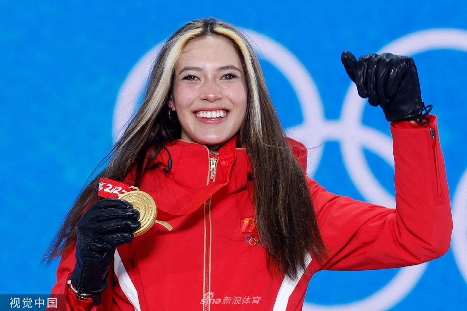 个人第2金！U型池颁奖谷爱凌获颁金牌