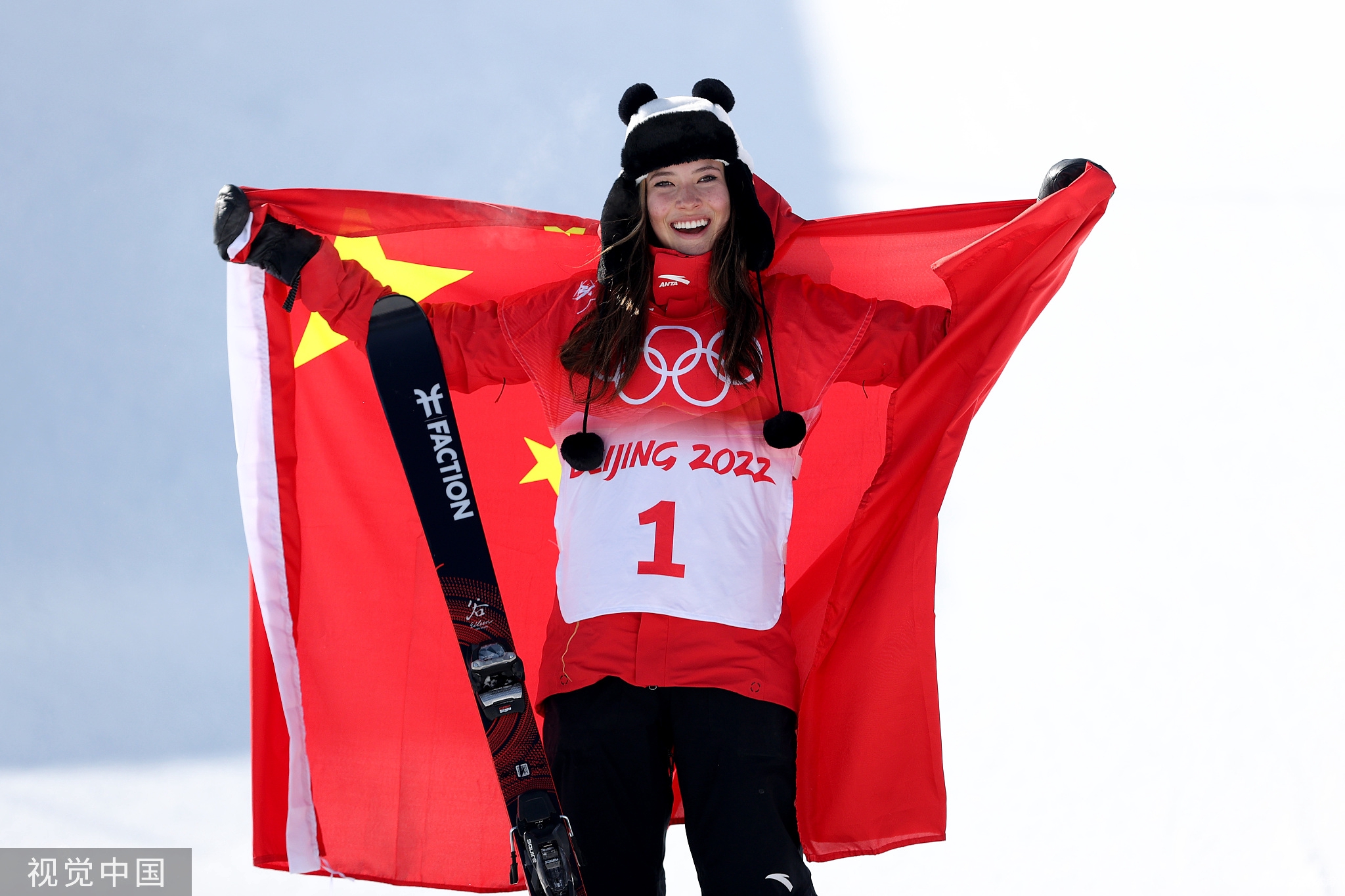 谷爱凌头戴熊猫帽身披国旗参加颁奖仪式