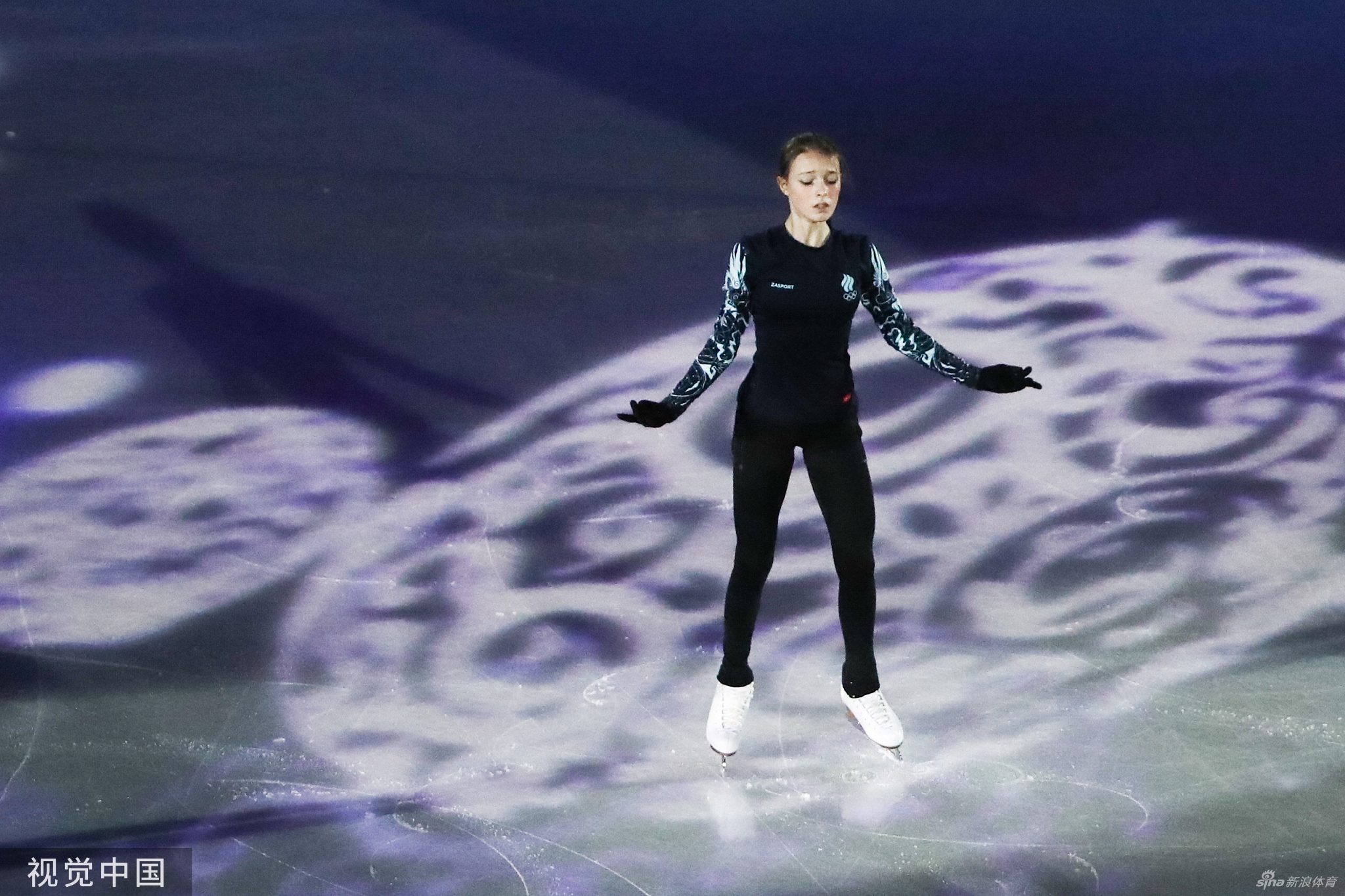 冰墩墩上场滑冰 羽生结弦金博洋追着跑