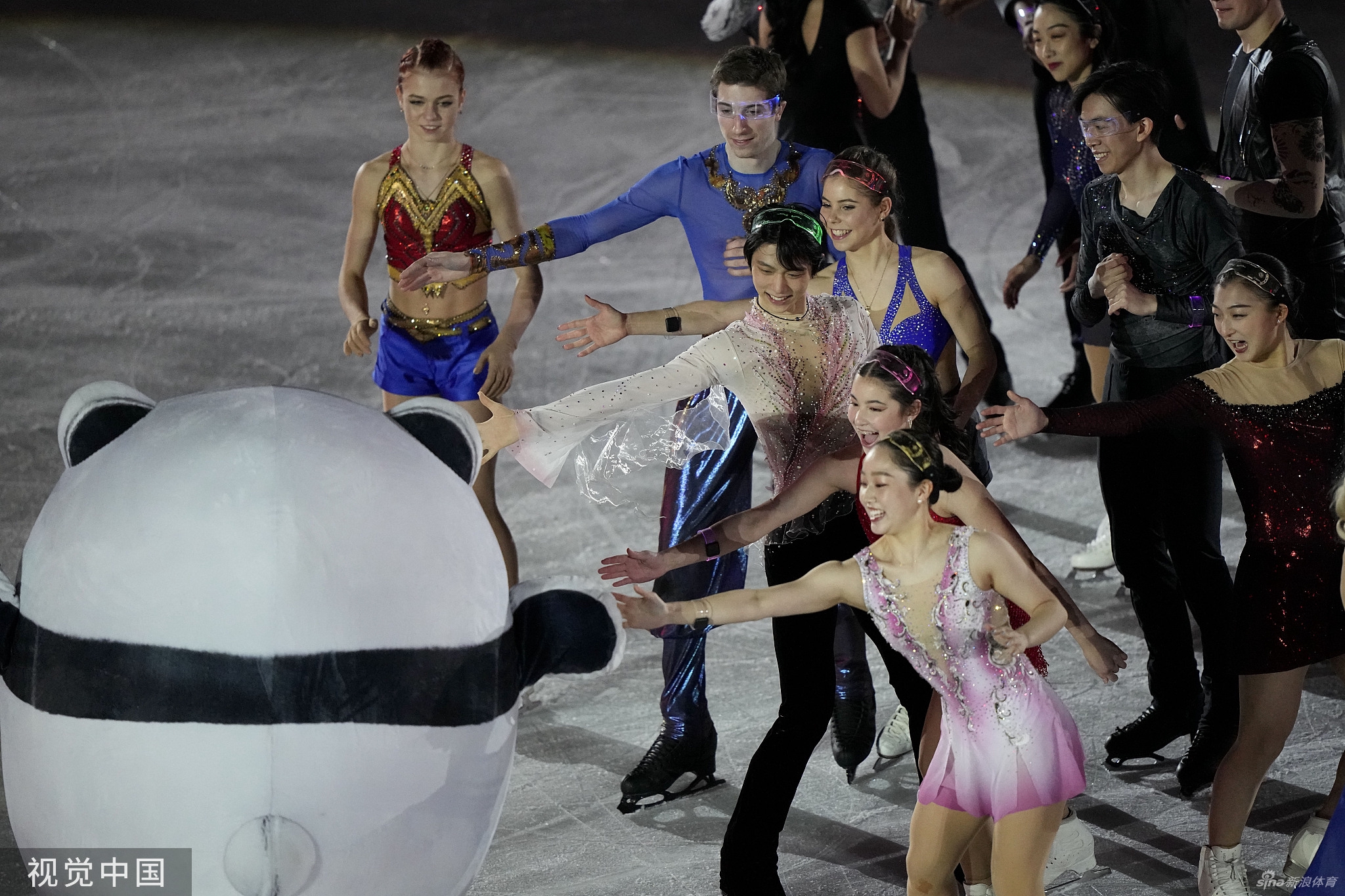 花滑表演赛选手返场 冰墩墩闪亮登场互动